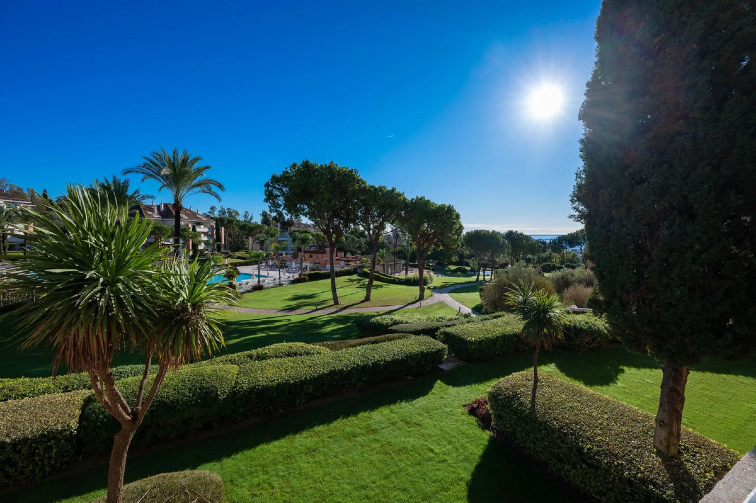 Apartment - Middle Floor Apartment в продаже в Marbella, Málaga. В доме 4 спален и 5 ванных комнат. Площадь дома 400 м²