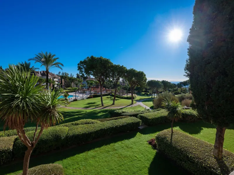 Apartment - Middle Floor Apartment в продаже в Marbella, Málaga. В доме 4 спален и 5 ванных комнат. Площадь дома 400 м²