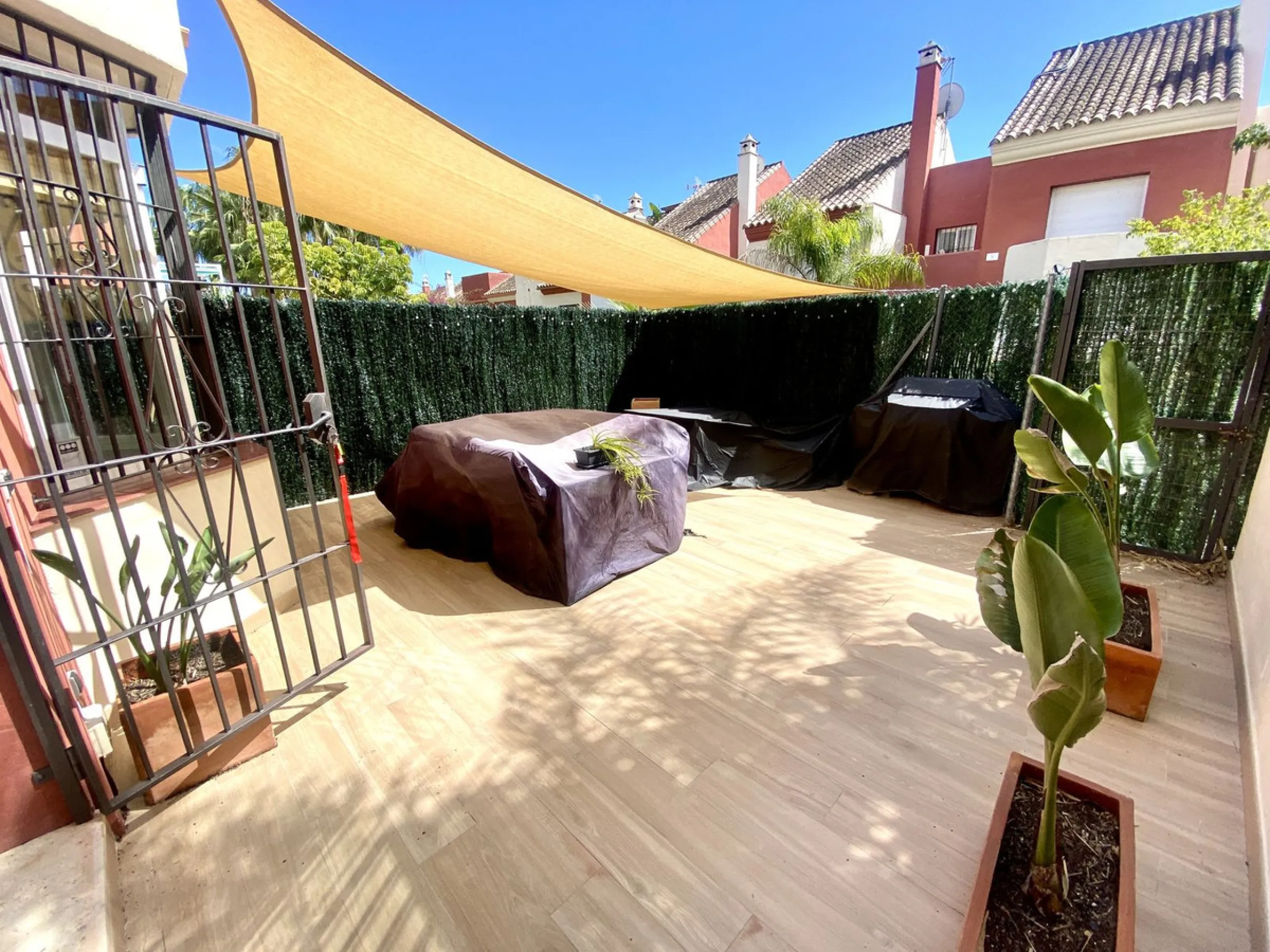 This charming three-storey semi-detached villa combines comfort, spaciousness and a functional layout, ideal for enjoying with the family.