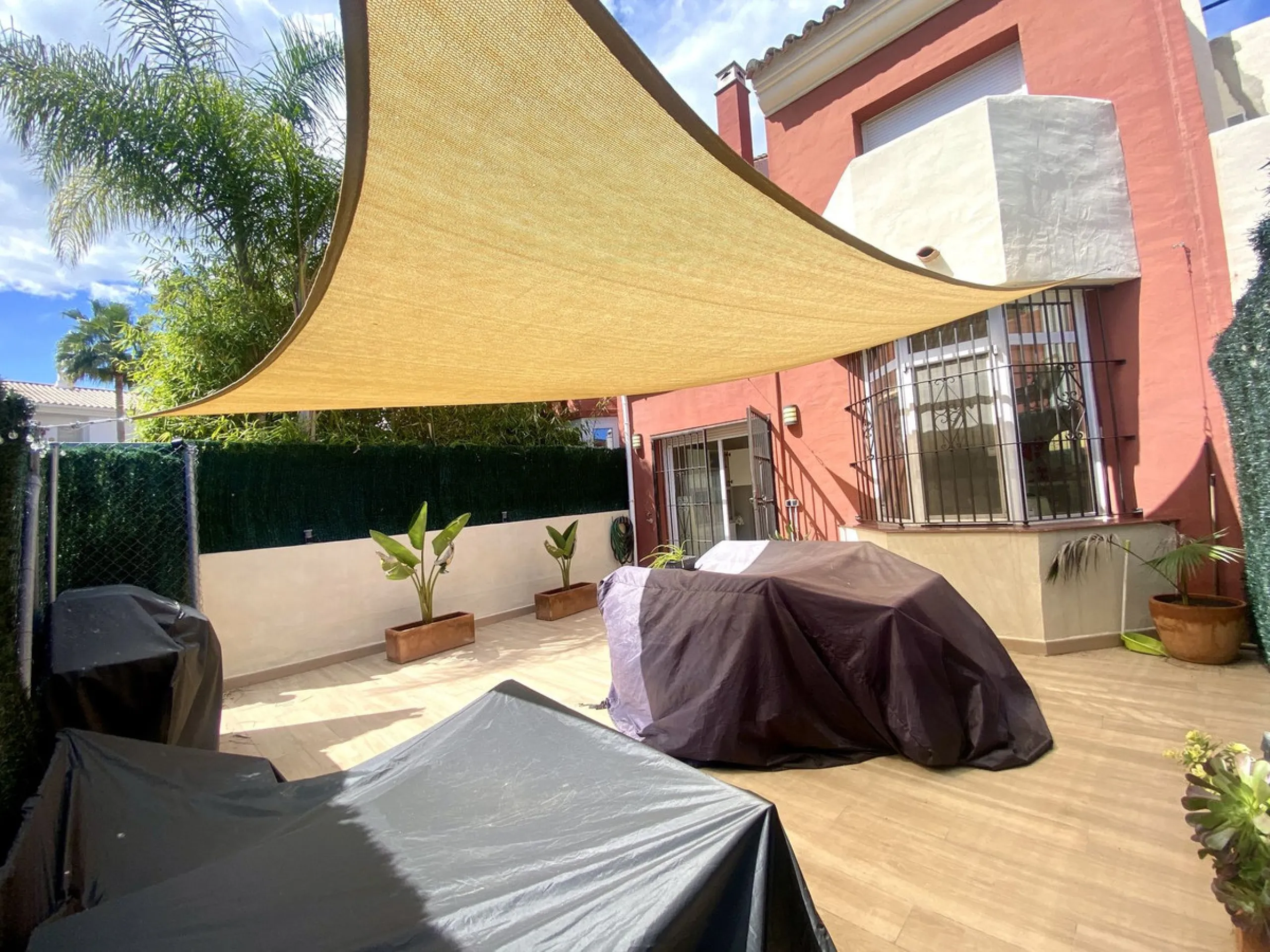 This charming three-storey semi-detached villa combines comfort, spaciousness and a functional layout, ideal for enjoying with the family.