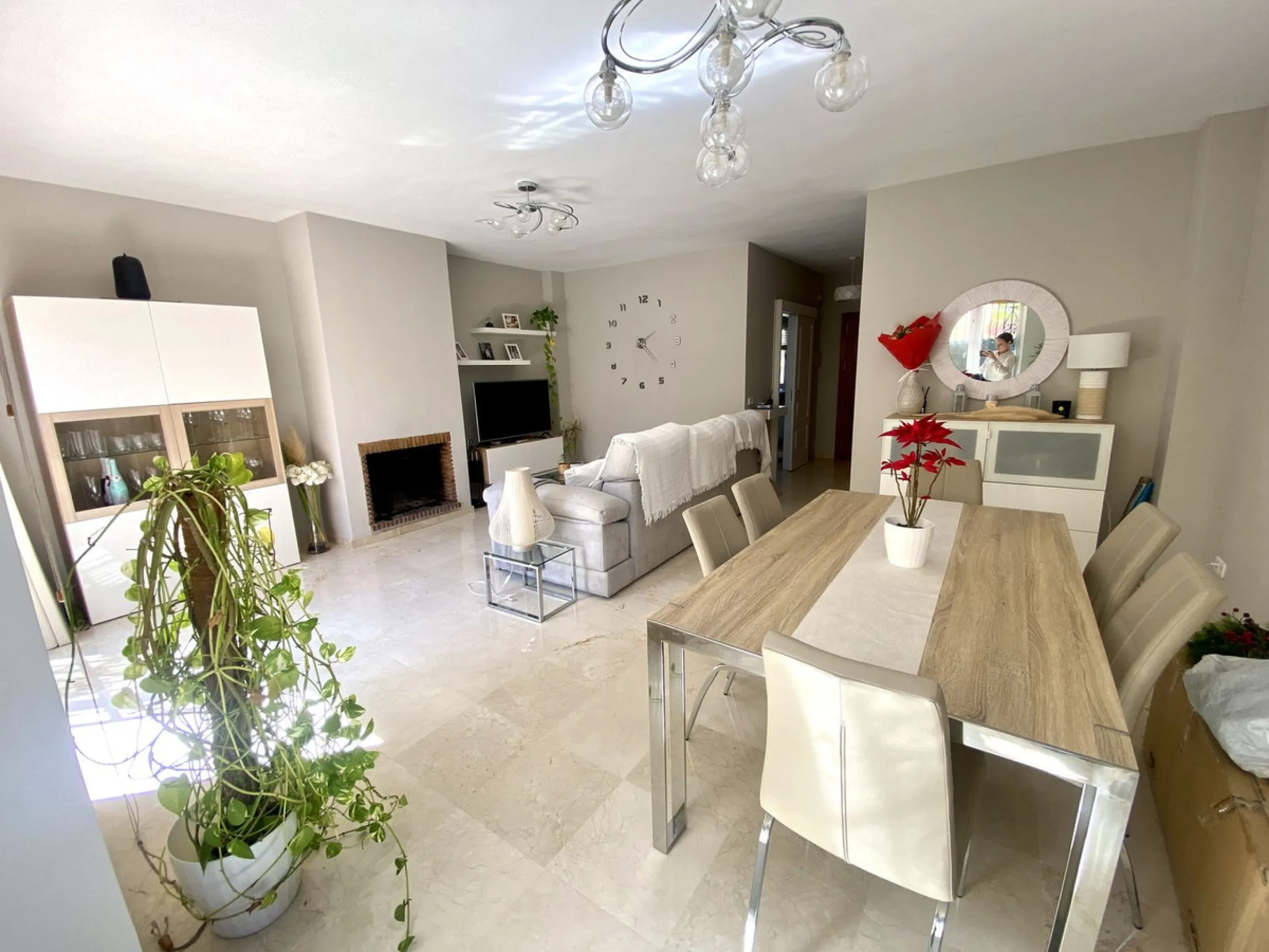 This charming three-storey semi-detached villa combines comfort, spaciousness and a functional layout, ideal for enjoying with the family.