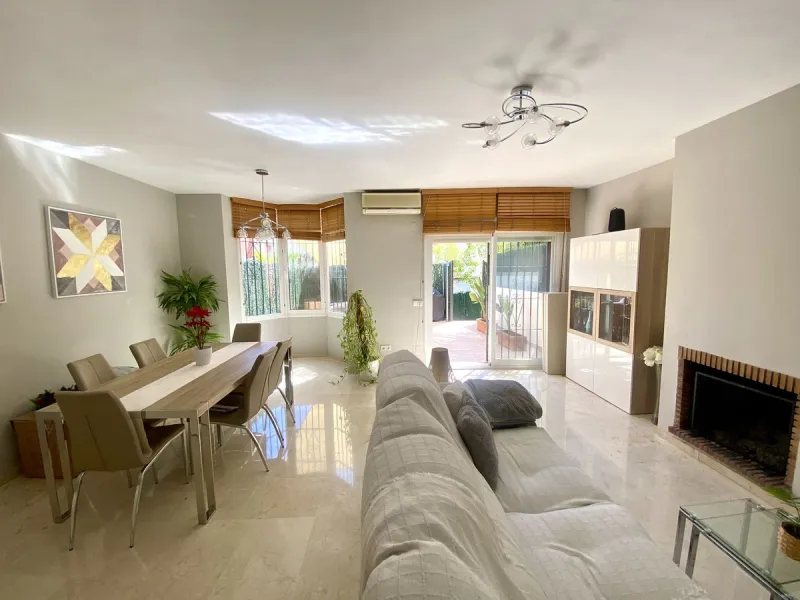 This charming three-storey semi-detached villa combines comfort, spaciousness and a functional layout, ideal for enjoying with the family.