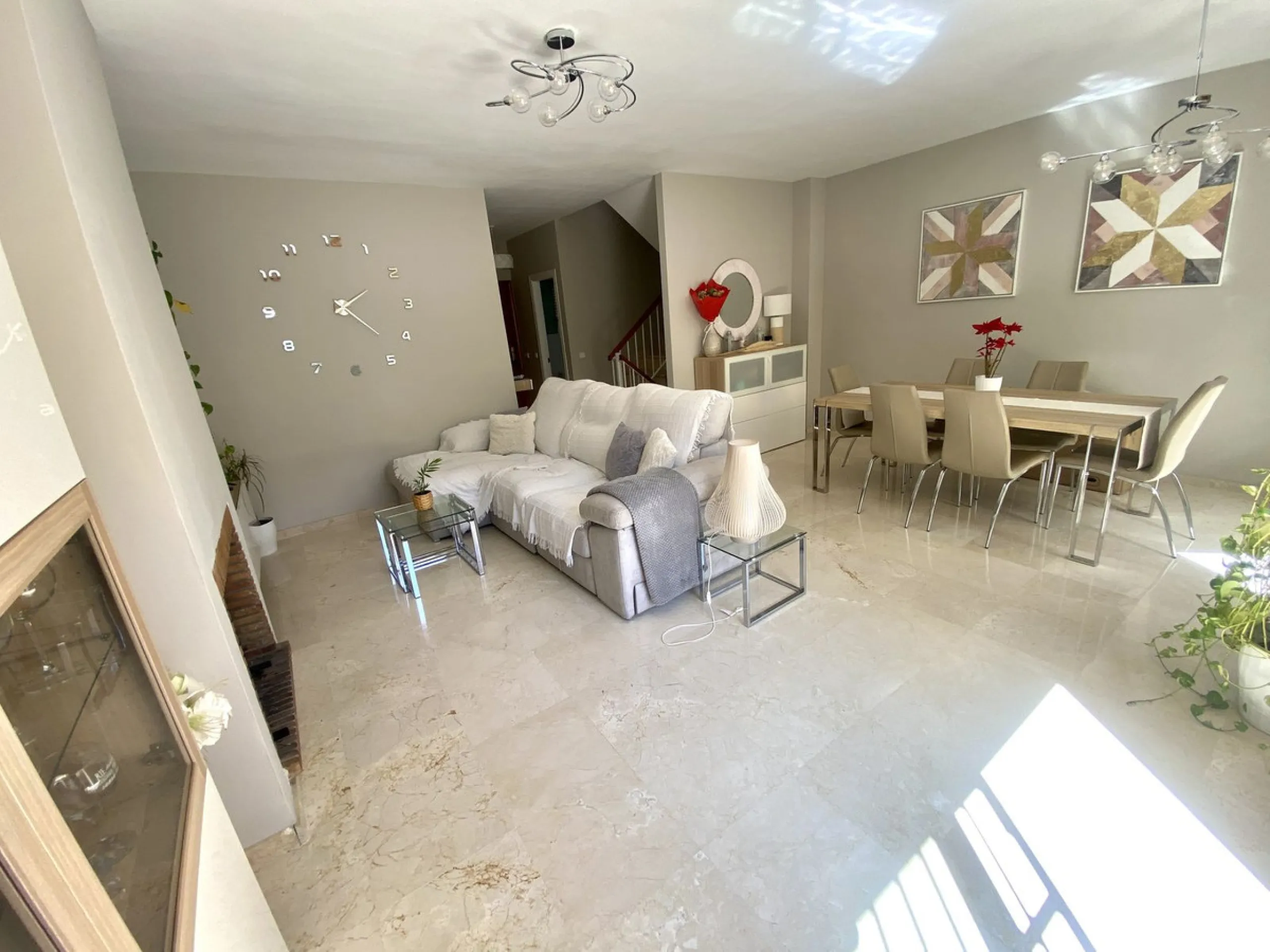This charming three-storey semi-detached villa combines comfort, spaciousness and a functional layout, ideal for enjoying with the family.