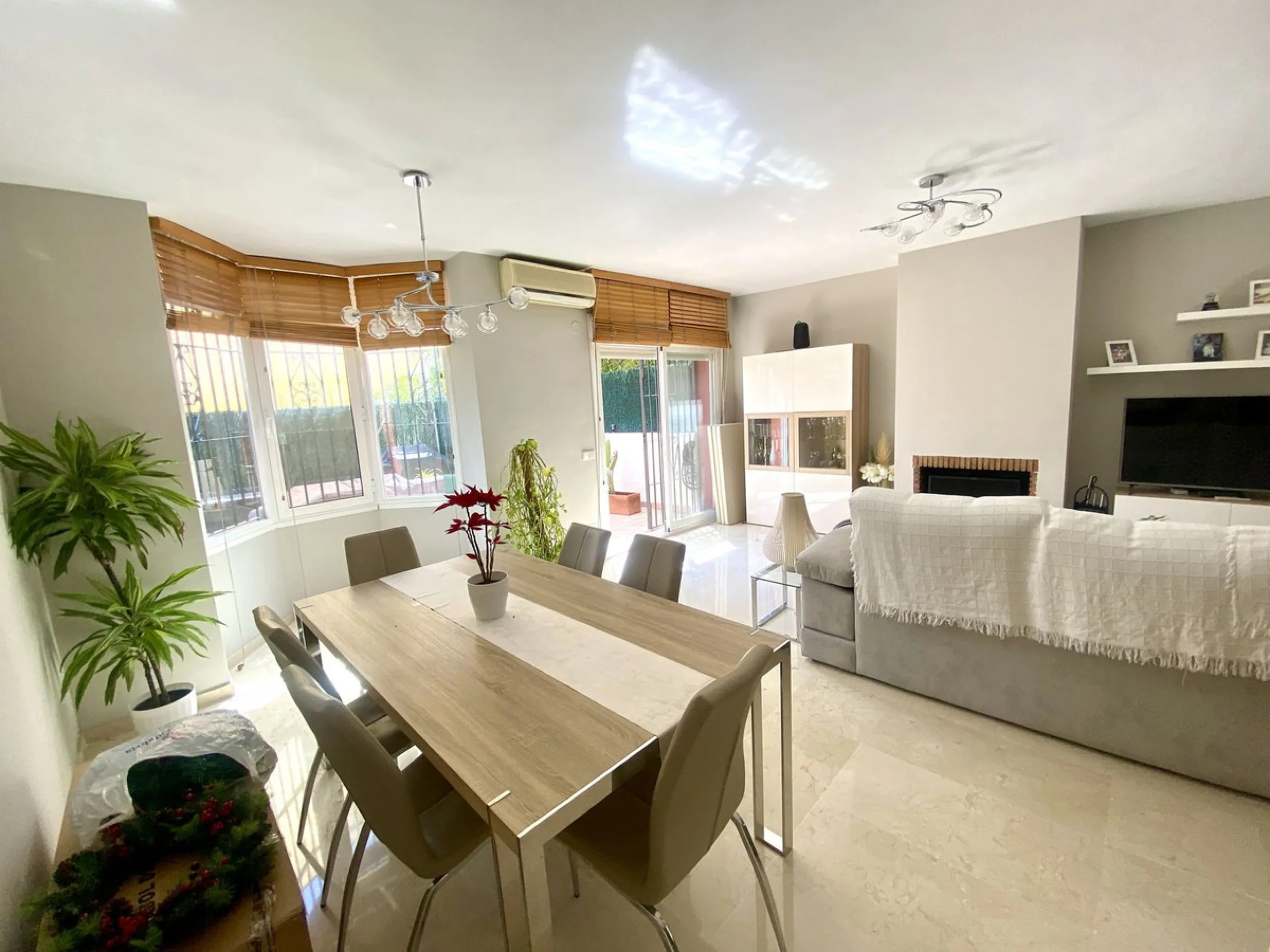 This charming three-storey semi-detached villa combines comfort, spaciousness and a functional layout, ideal for enjoying with the family.