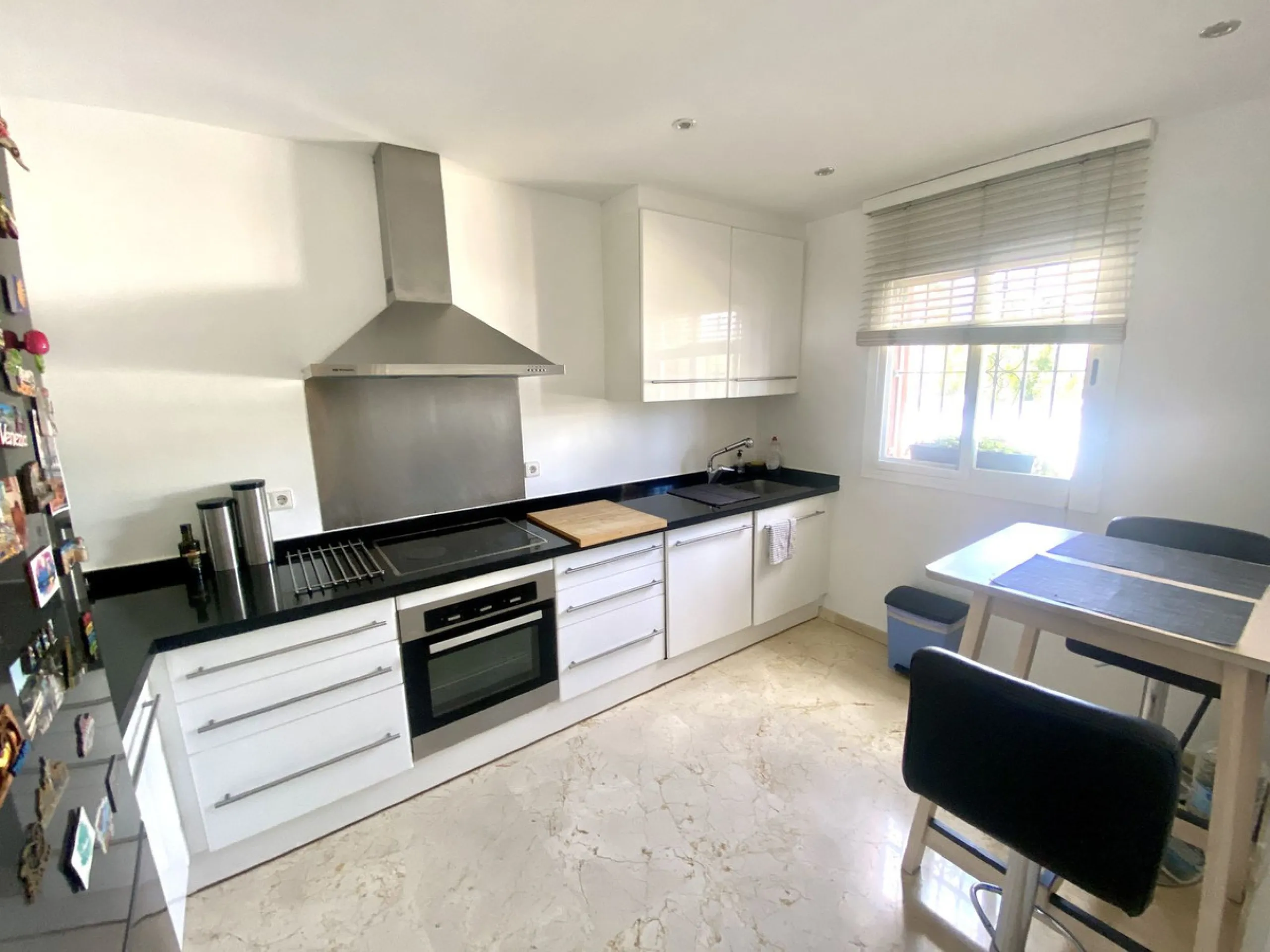 This charming three-storey semi-detached villa combines comfort, spaciousness and a functional layout, ideal for enjoying with the family.