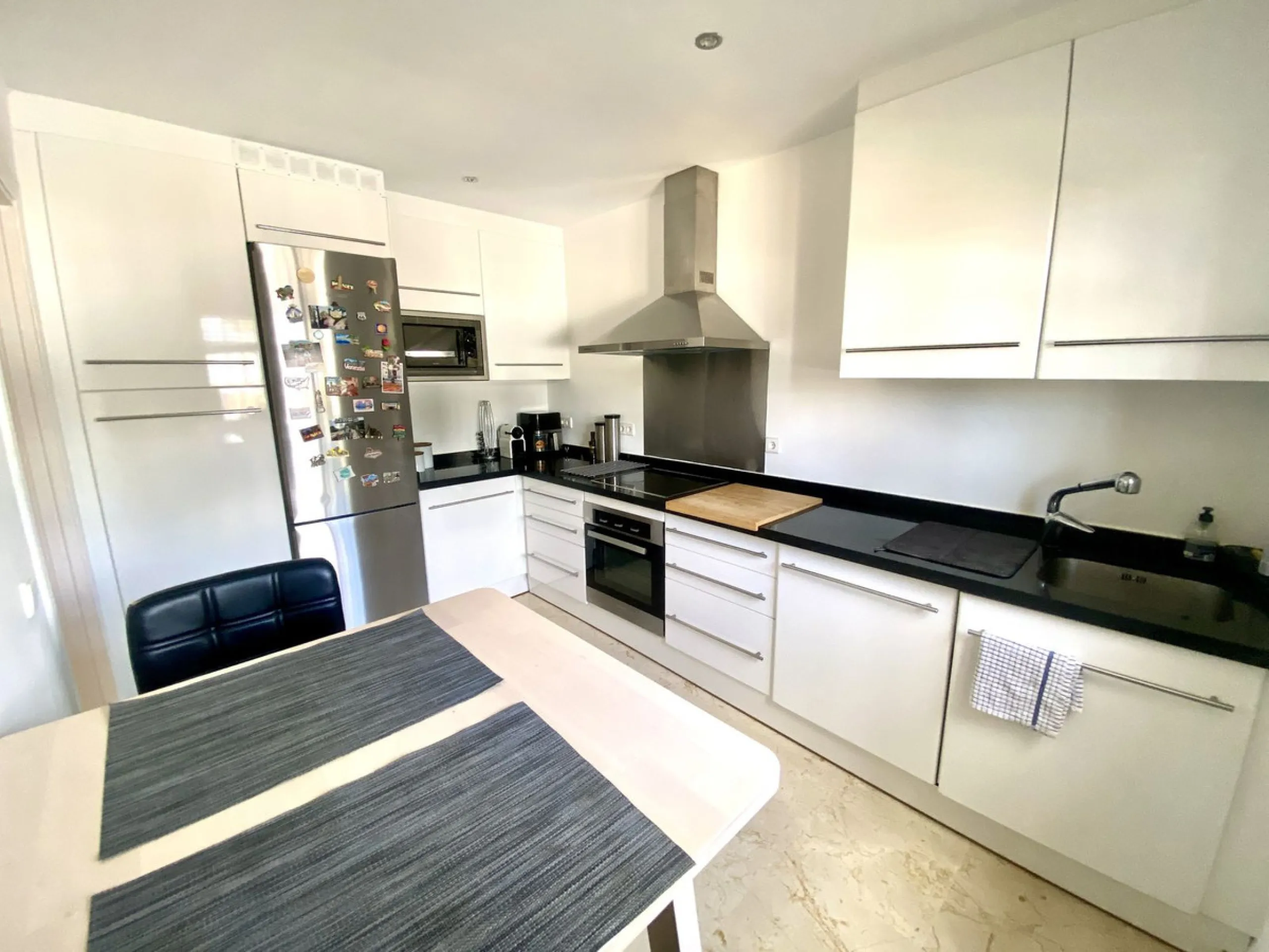 This charming three-storey semi-detached villa combines comfort, spaciousness and a functional layout, ideal for enjoying with the family.