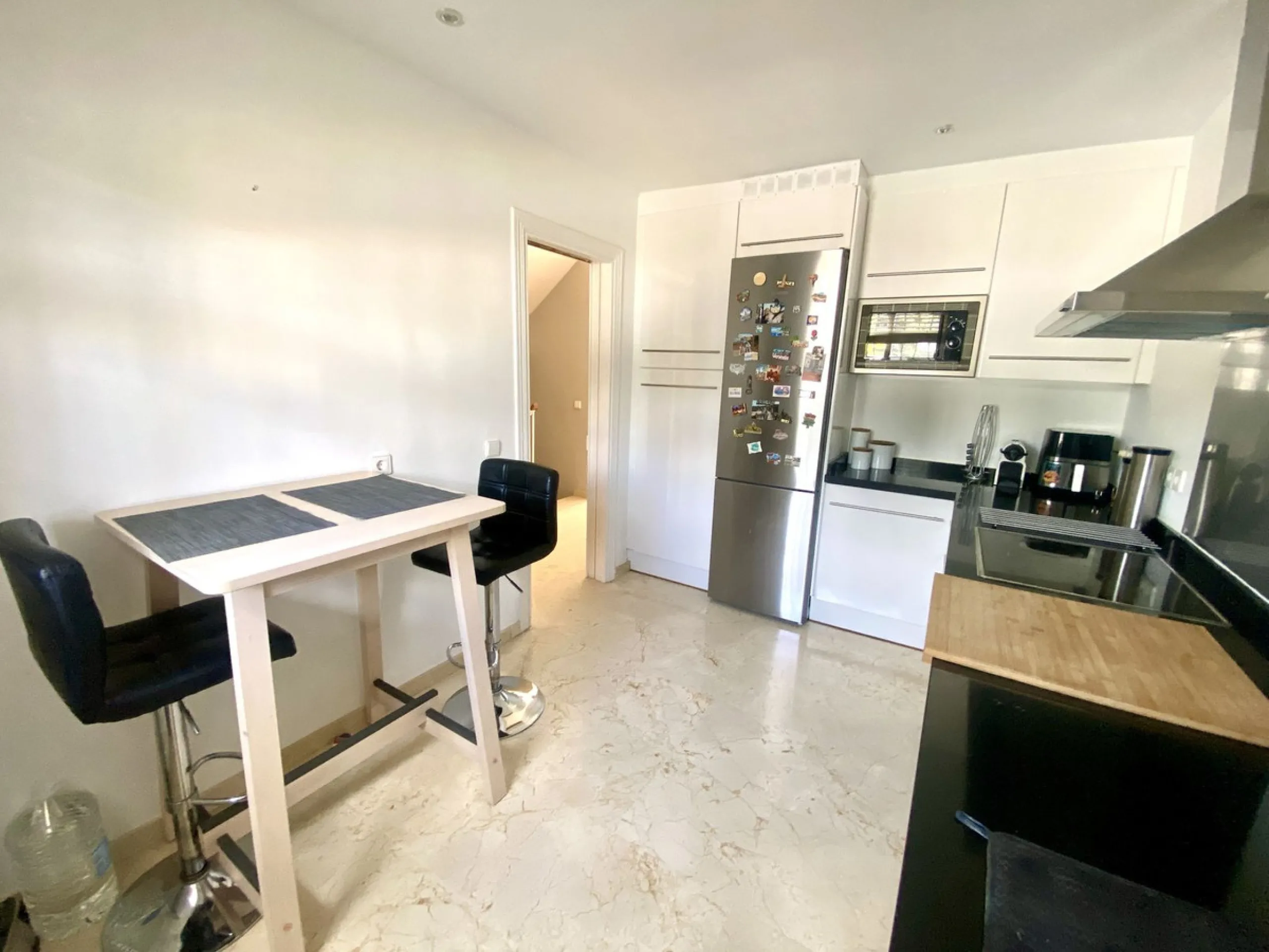 This charming three-storey semi-detached villa combines comfort, spaciousness and a functional layout, ideal for enjoying with the family.