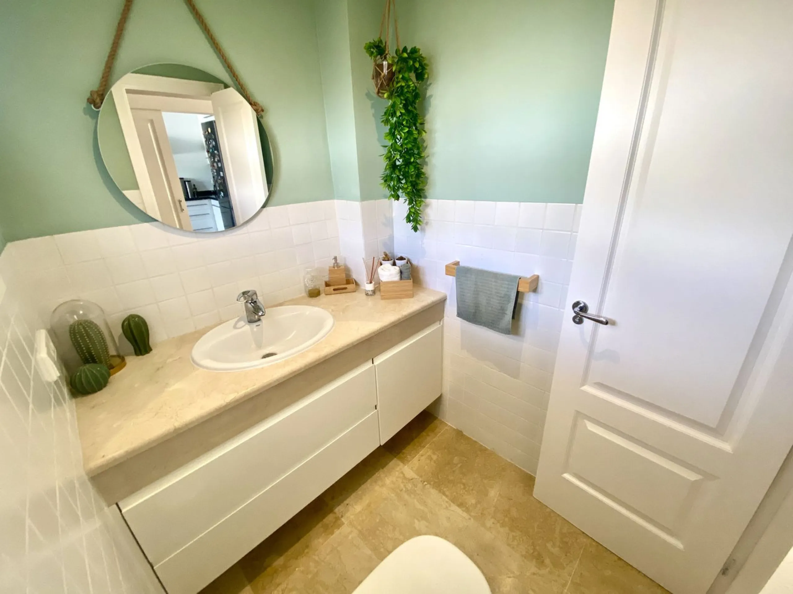 This charming three-storey semi-detached villa combines comfort, spaciousness and a functional layout, ideal for enjoying with the family.