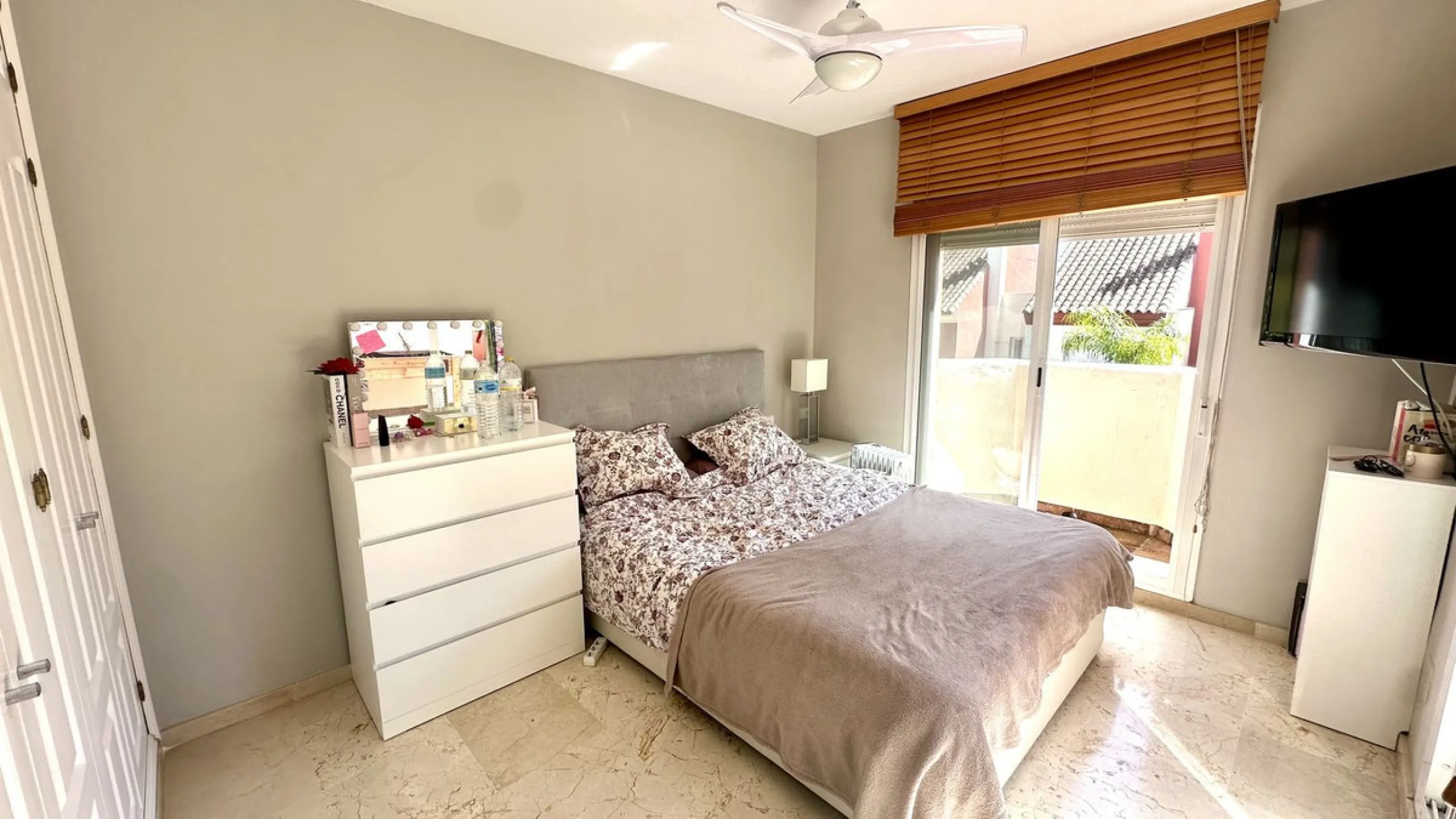 This charming three-storey semi-detached villa combines comfort, spaciousness and a functional layout, ideal for enjoying with the family.