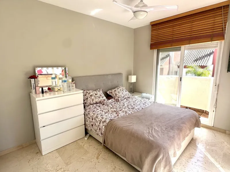 This charming three-storey semi-detached villa combines comfort, spaciousness and a functional layout, ideal for enjoying with the family.