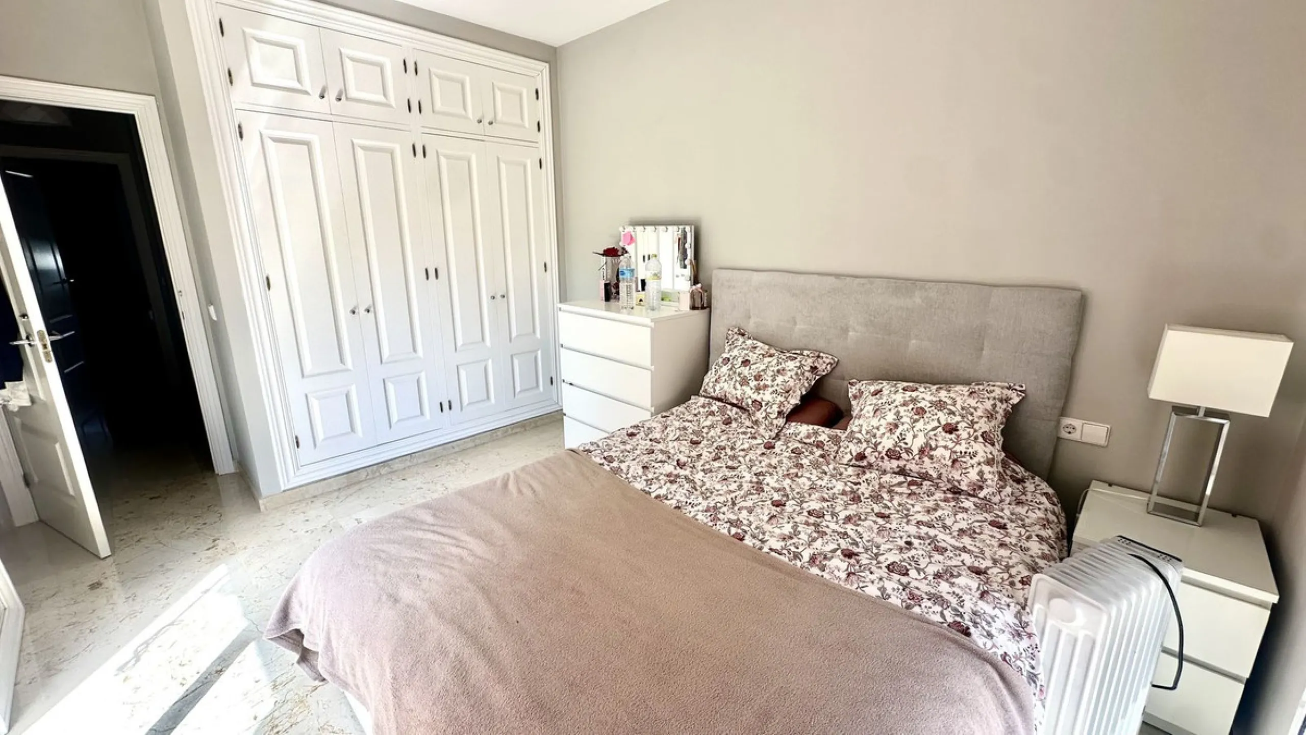 This charming three-storey semi-detached villa combines comfort, spaciousness and a functional layout, ideal for enjoying with the family.