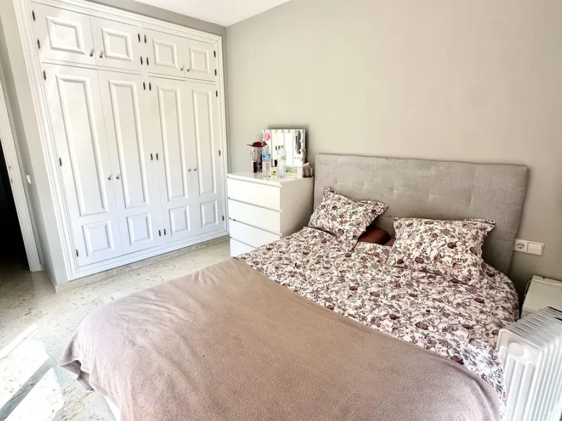 This charming three-storey semi-detached villa combines comfort, spaciousness and a functional layout, ideal for enjoying with the family.