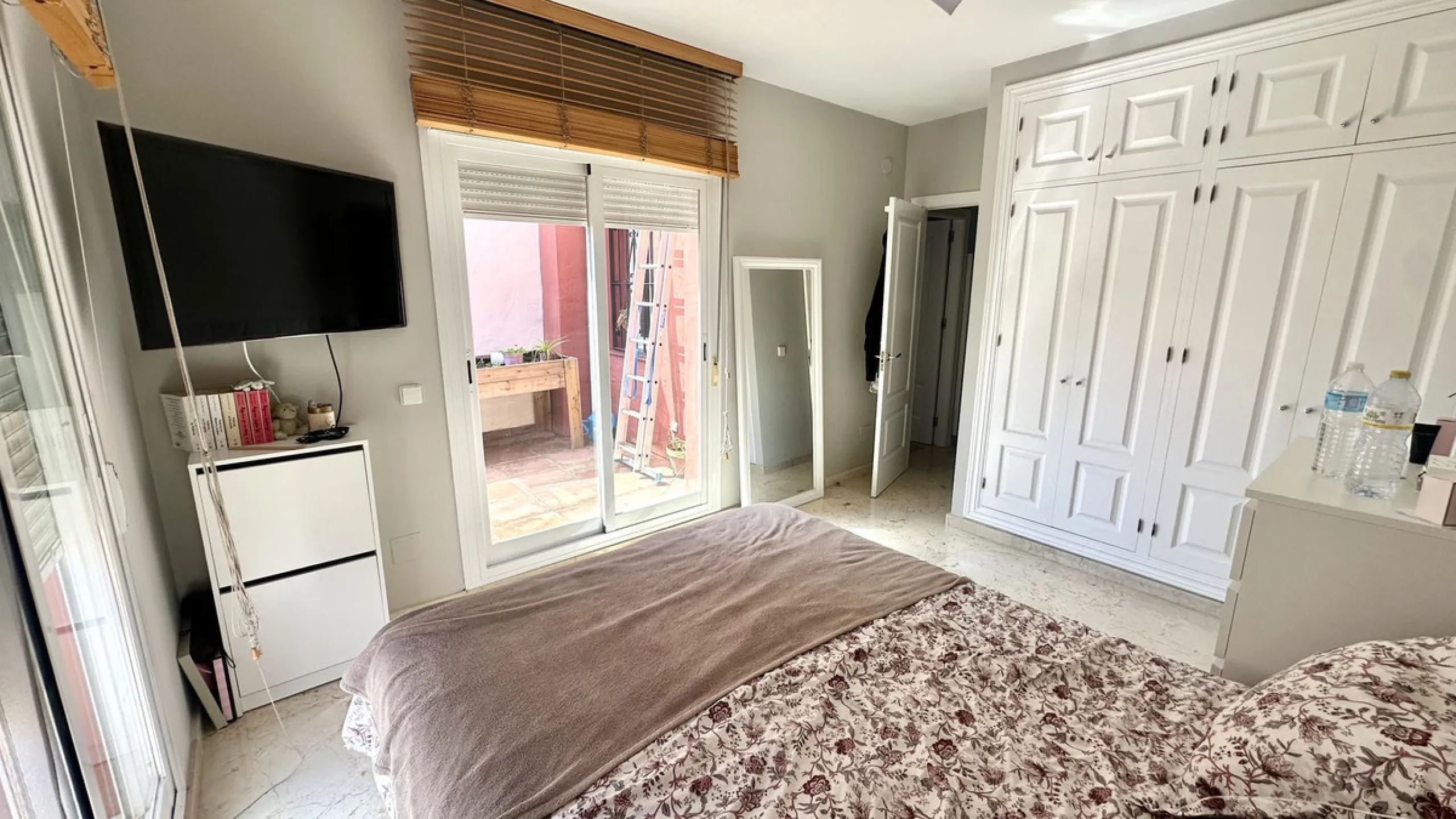 This charming three-storey semi-detached villa combines comfort, spaciousness and a functional layout, ideal for enjoying with the family.