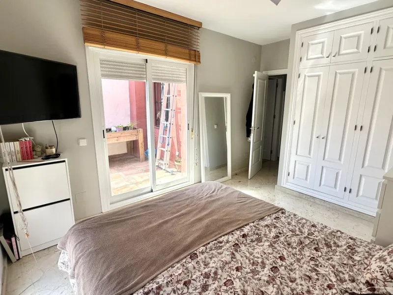 This charming three-storey semi-detached villa combines comfort, spaciousness and a functional layout, ideal for enjoying with the family.