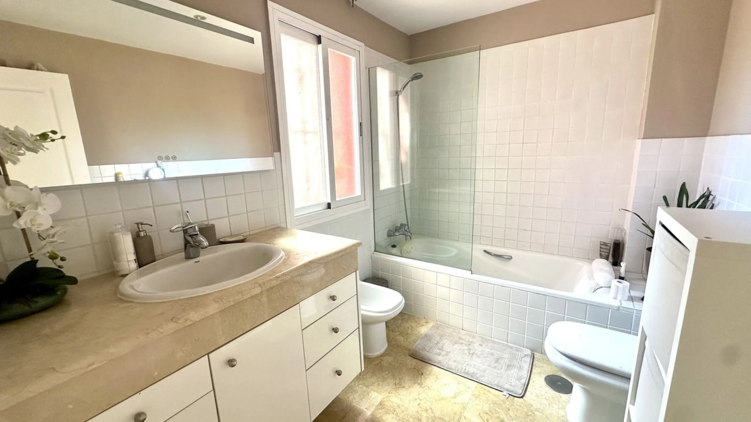 This charming three-storey semi-detached villa combines comfort, spaciousness and a functional layout, ideal for enjoying with the family.