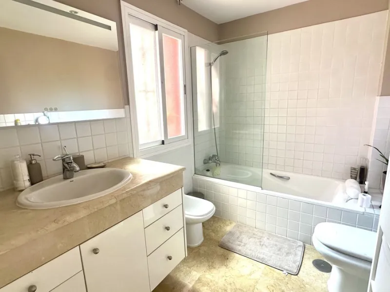 This charming three-storey semi-detached villa combines comfort, spaciousness and a functional layout, ideal for enjoying with the family.