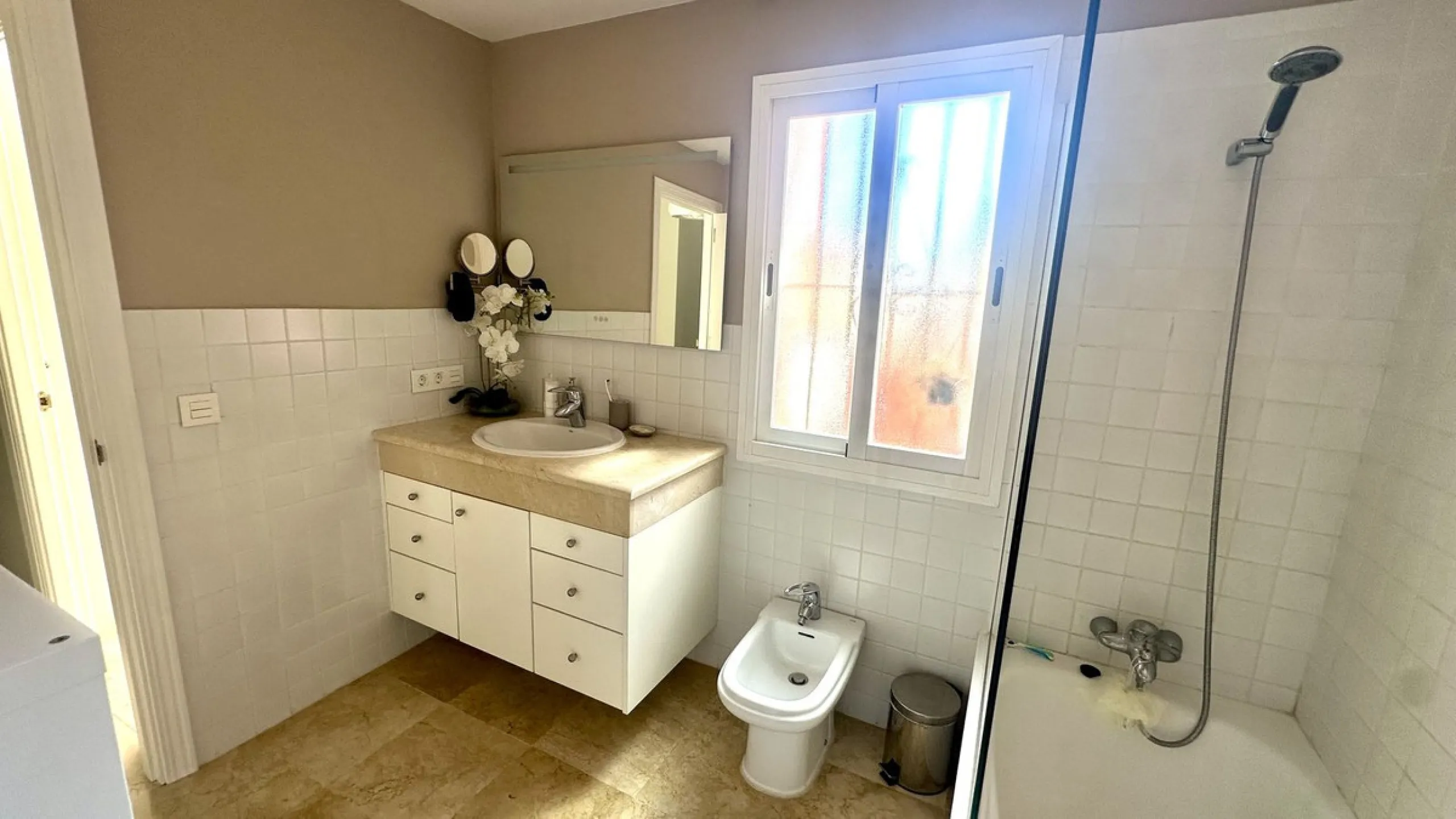 This charming three-storey semi-detached villa combines comfort, spaciousness and a functional layout, ideal for enjoying with the family.