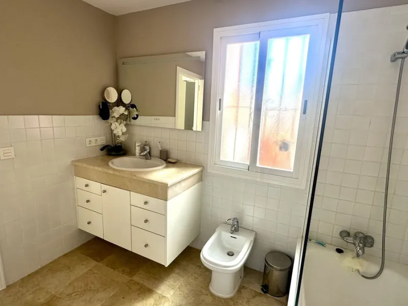 This charming three-storey semi-detached villa combines comfort, spaciousness and a functional layout, ideal for enjoying with the family.