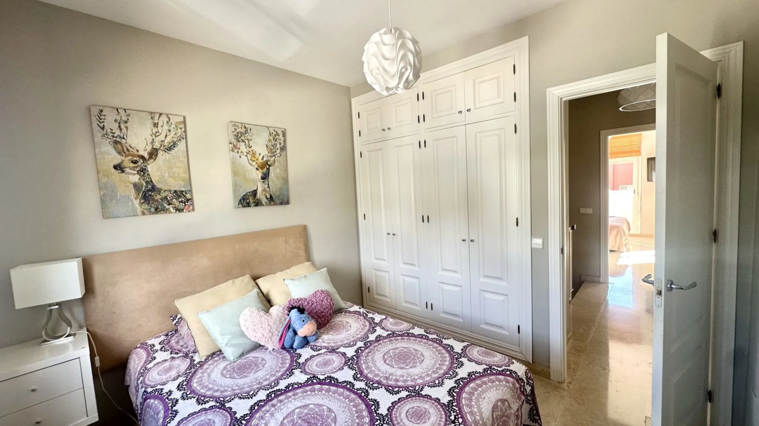 This charming three-storey semi-detached villa combines comfort, spaciousness and a functional layout, ideal for enjoying with the family.