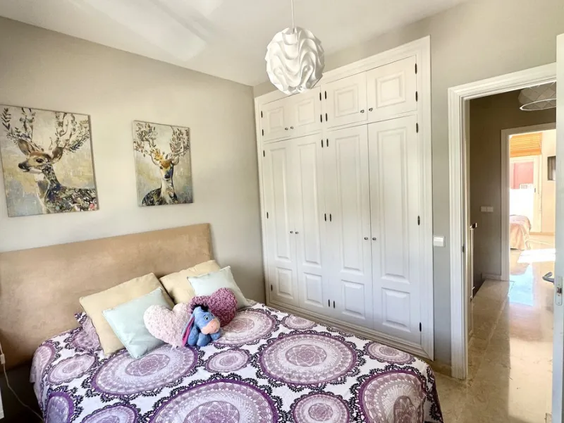 This charming three-storey semi-detached villa combines comfort, spaciousness and a functional layout, ideal for enjoying with the family.