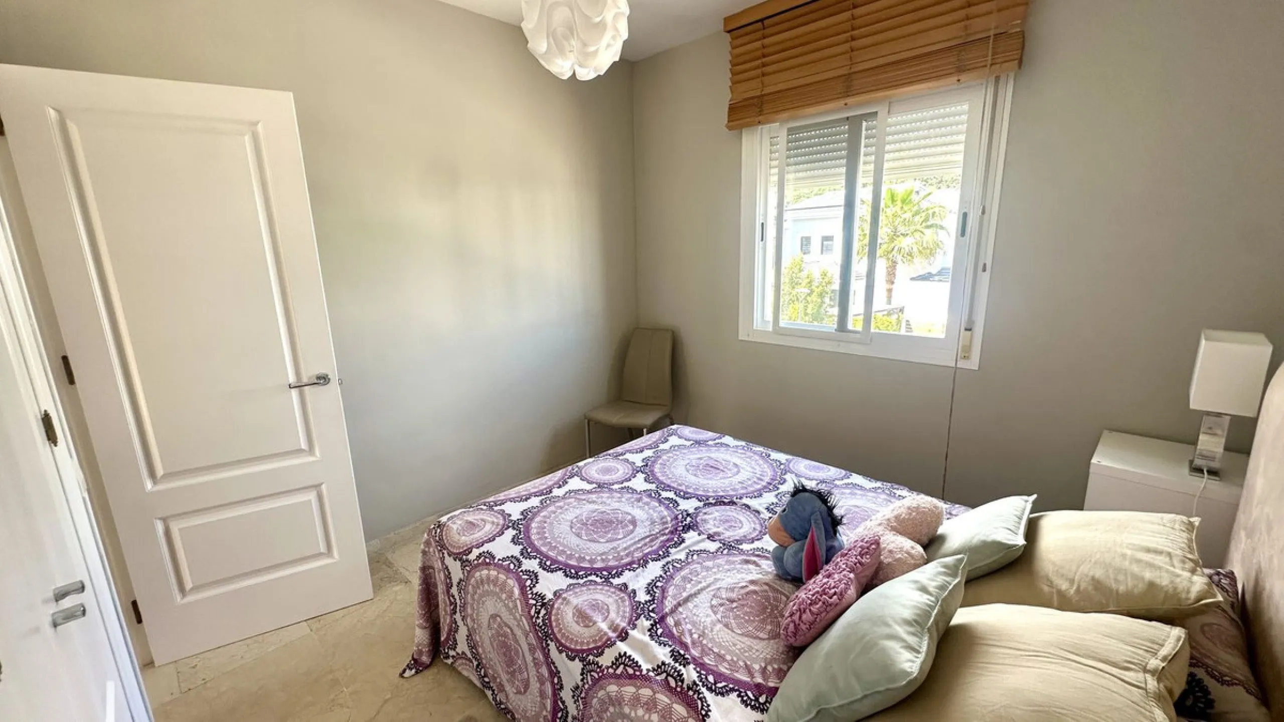 This charming three-storey semi-detached villa combines comfort, spaciousness and a functional layout, ideal for enjoying with the family.