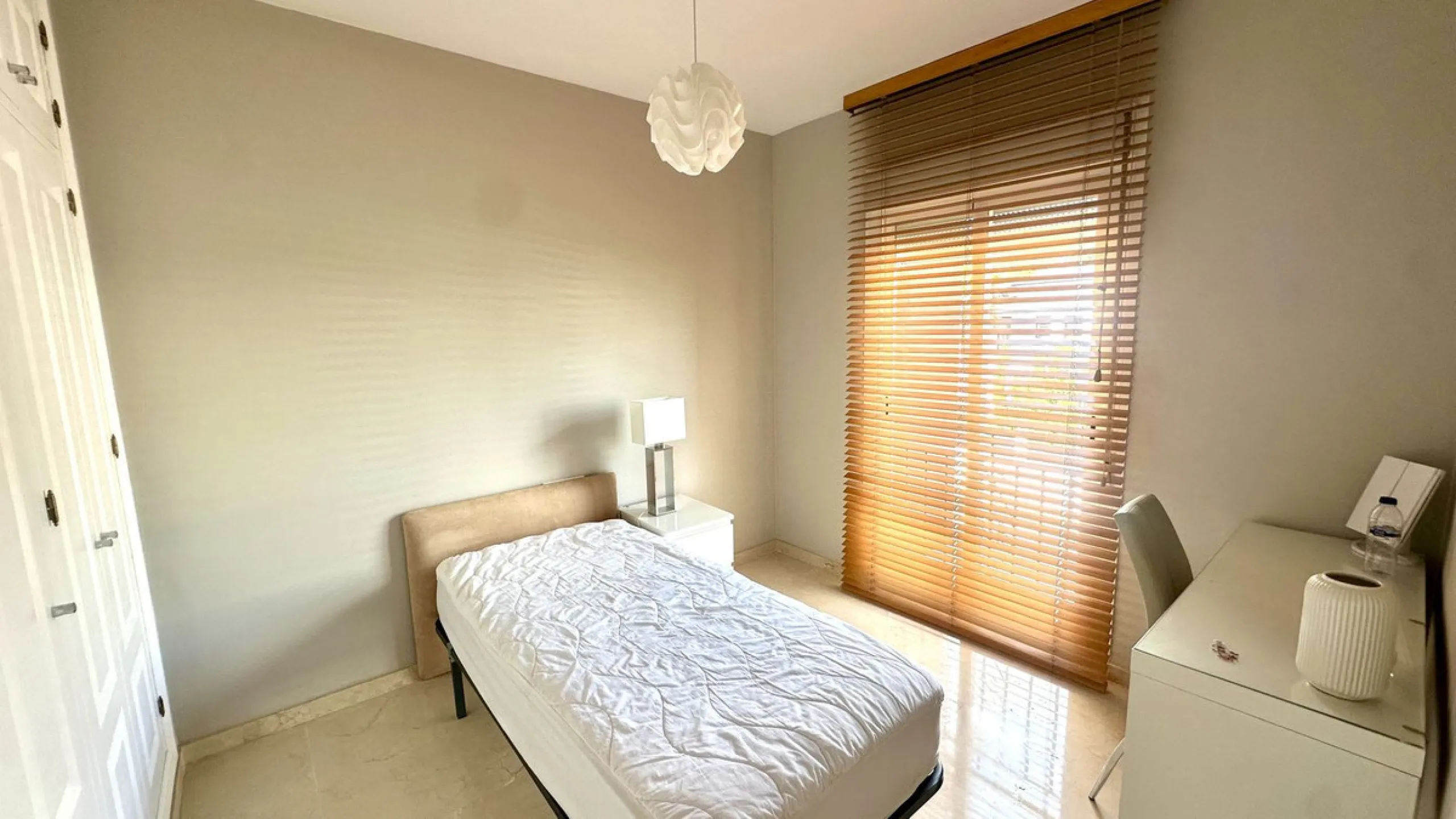 This charming three-storey semi-detached villa combines comfort, spaciousness and a functional layout, ideal for enjoying with the family.