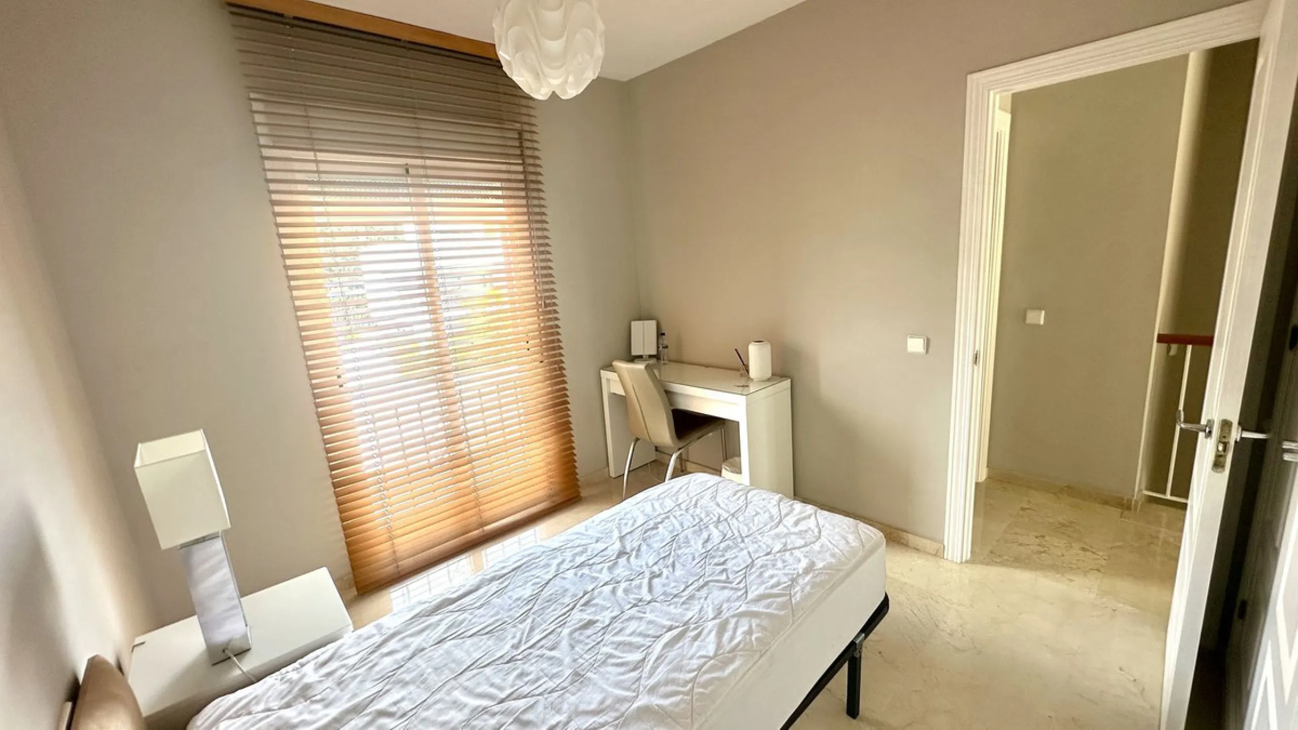 This charming three-storey semi-detached villa combines comfort, spaciousness and a functional layout, ideal for enjoying with the family.