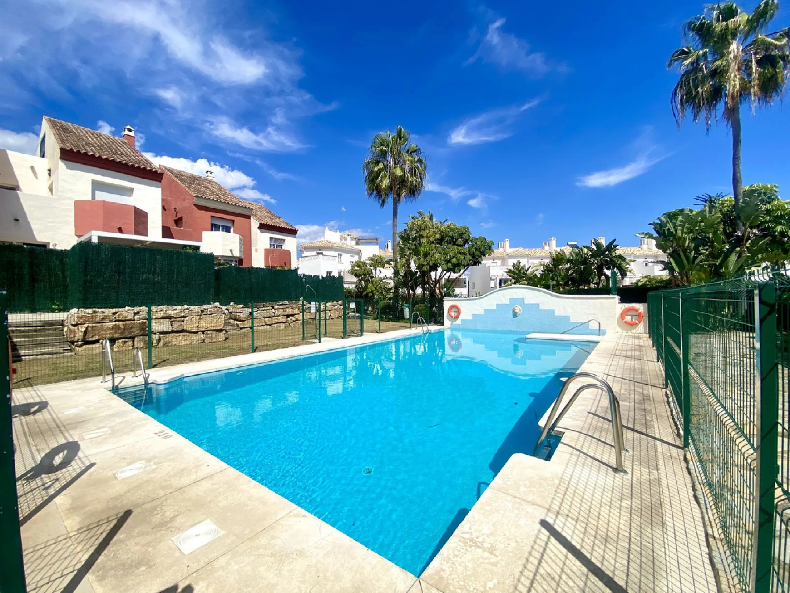 This charming three-storey semi-detached villa combines comfort, spaciousness and a functional layout, ideal for enjoying with the family.
