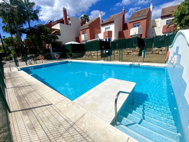 This charming three-storey semi-detached villa combines comfort, spaciousness and a functional layout, ideal for enjoying with the family.