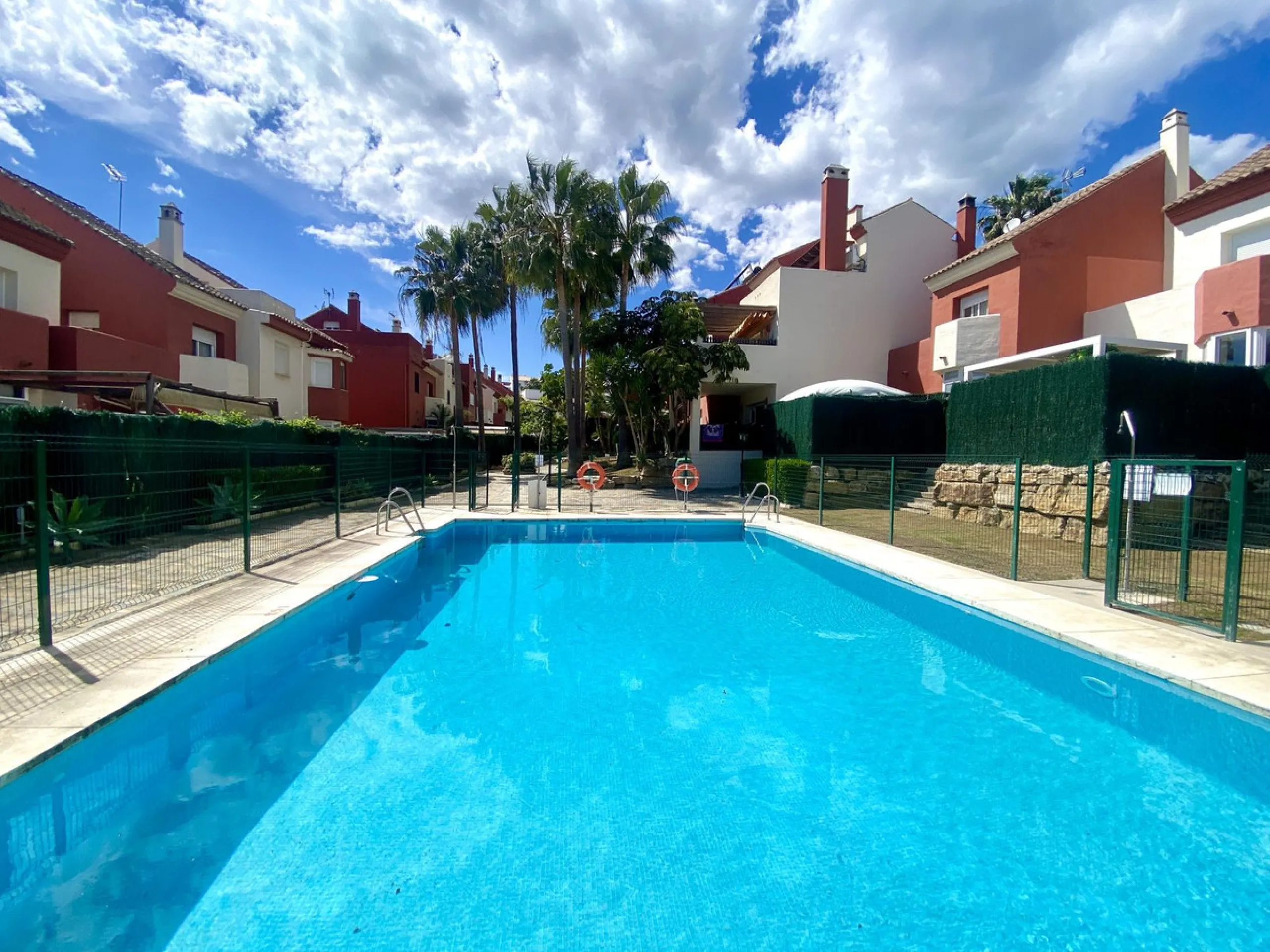 This charming three-storey semi-detached villa combines comfort, spaciousness and a functional layout, ideal for enjoying with the family.