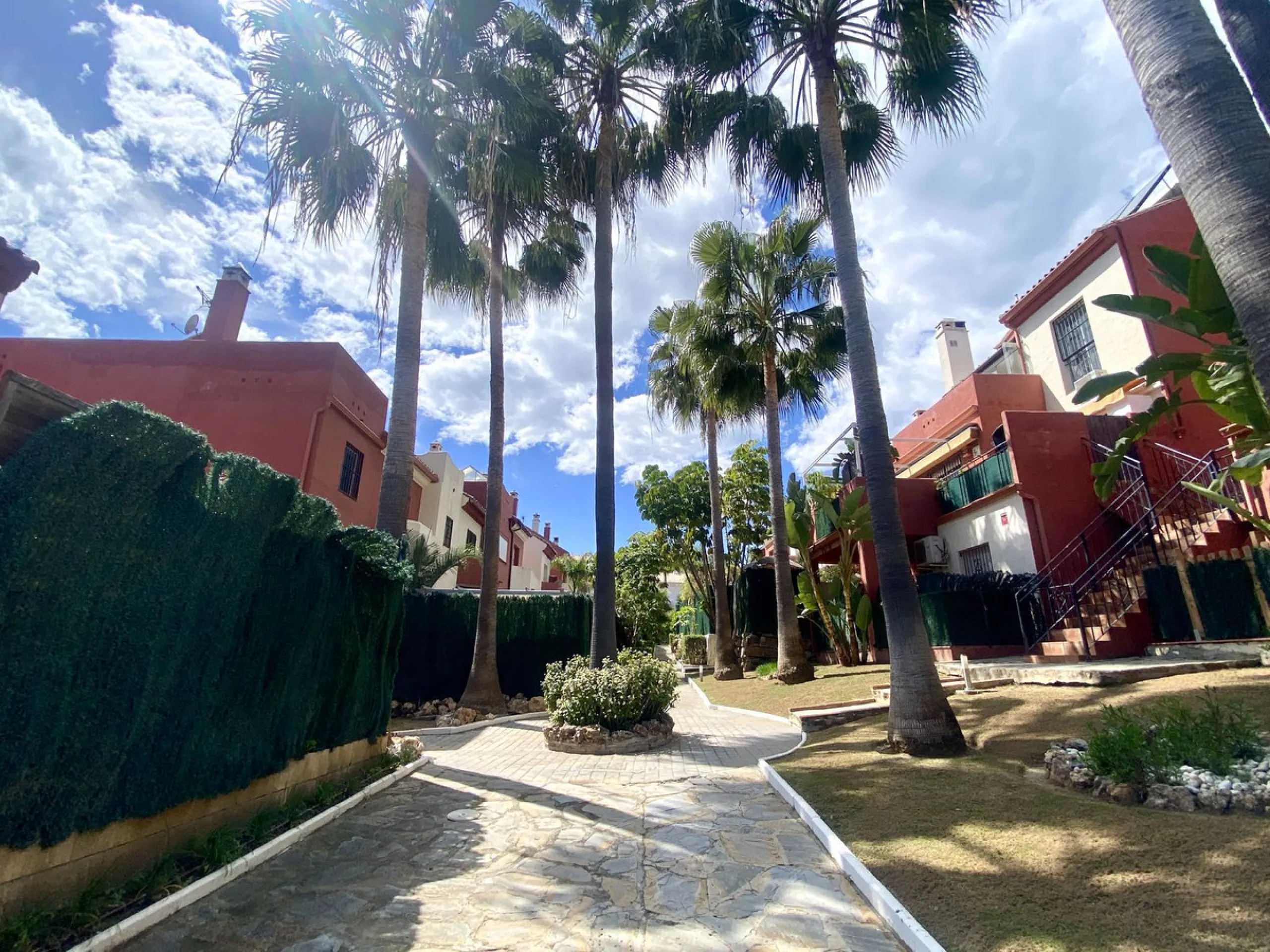 This charming three-storey semi-detached villa combines comfort, spaciousness and a functional layout, ideal for enjoying with the family.