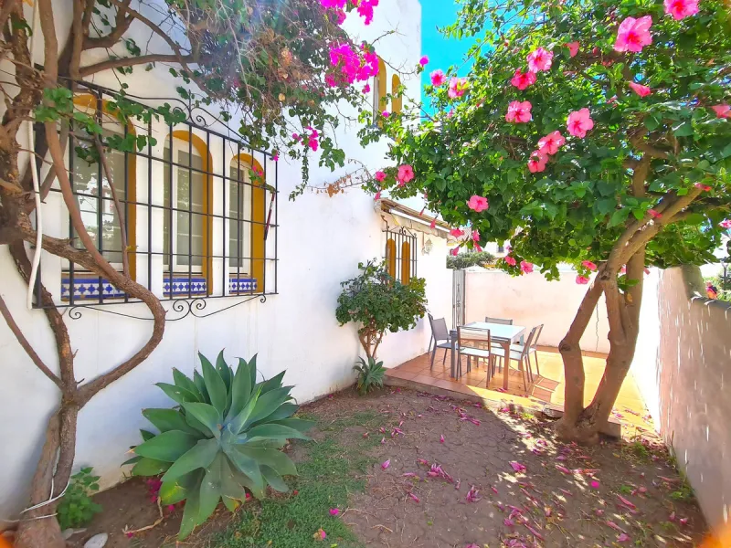 MAGNIFICENT 3-BEDROOM SEMI-DETACHED HOUSE WITH LARGE GARDEN 30 METERS FROM THE BEACH