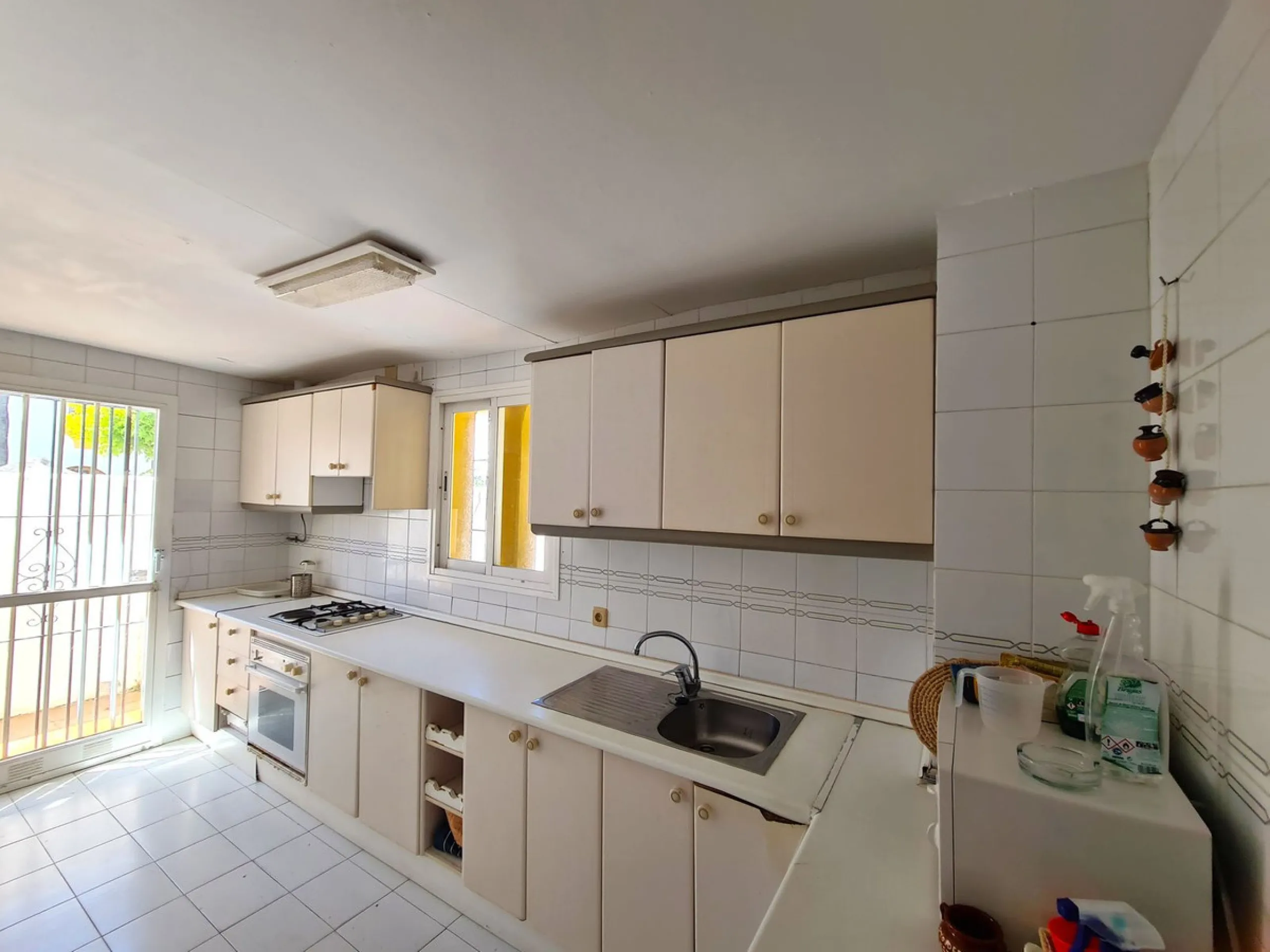 MAGNIFICENT 3-BEDROOM SEMI-DETACHED HOUSE WITH LARGE GARDEN 30 METERS FROM THE BEACH
