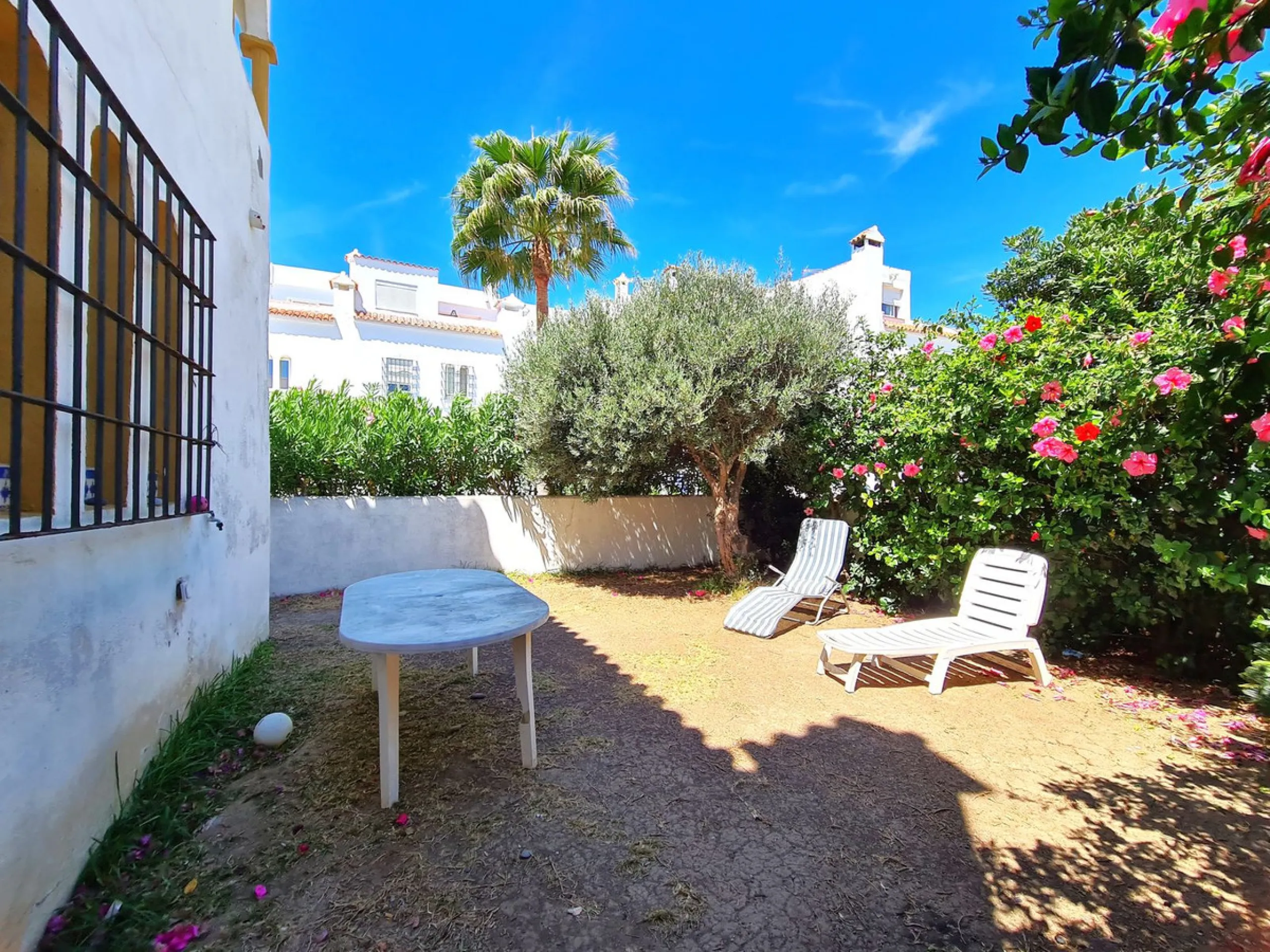 MAGNIFICENT 3-BEDROOM SEMI-DETACHED HOUSE WITH LARGE GARDEN 30 METERS FROM THE BEACH