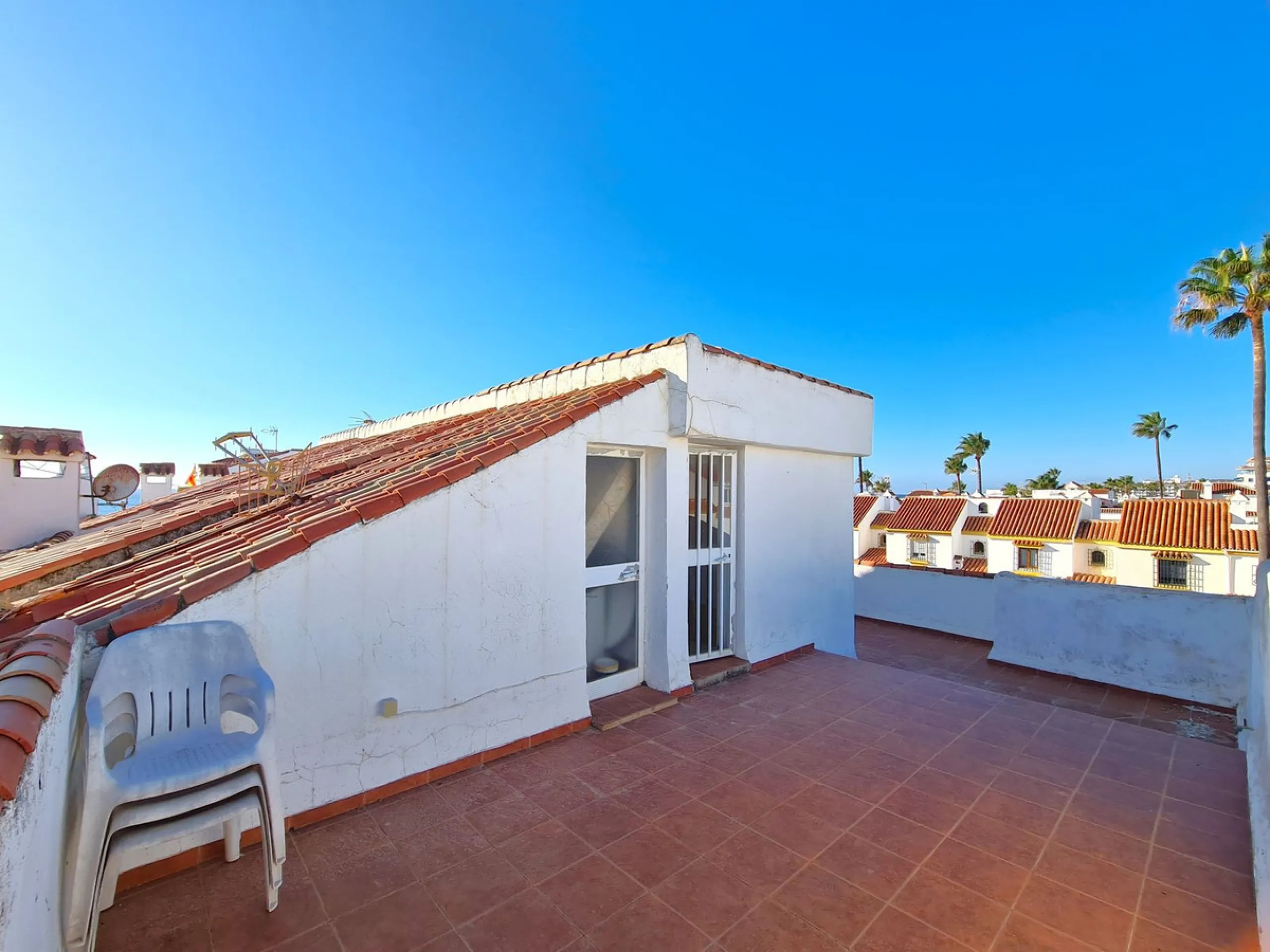 MAGNIFICENT 3-BEDROOM SEMI-DETACHED HOUSE WITH LARGE GARDEN 30 METERS FROM THE BEACH