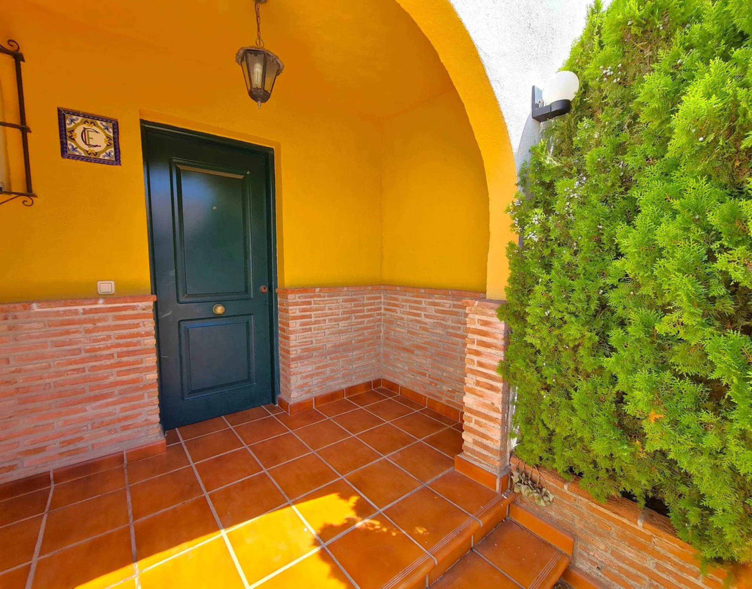 MAGNIFICENT 3-BEDROOM SEMI-DETACHED HOUSE WITH LARGE GARDEN 30 METERS FROM THE BEACH