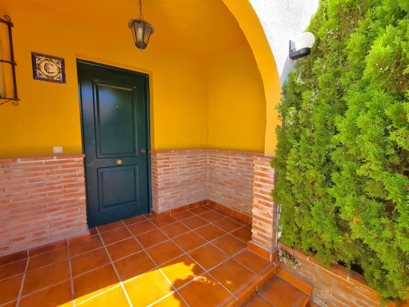 MAGNIFICENT 3-BEDROOM SEMI-DETACHED HOUSE WITH LARGE GARDEN 30 METERS FROM THE BEACH