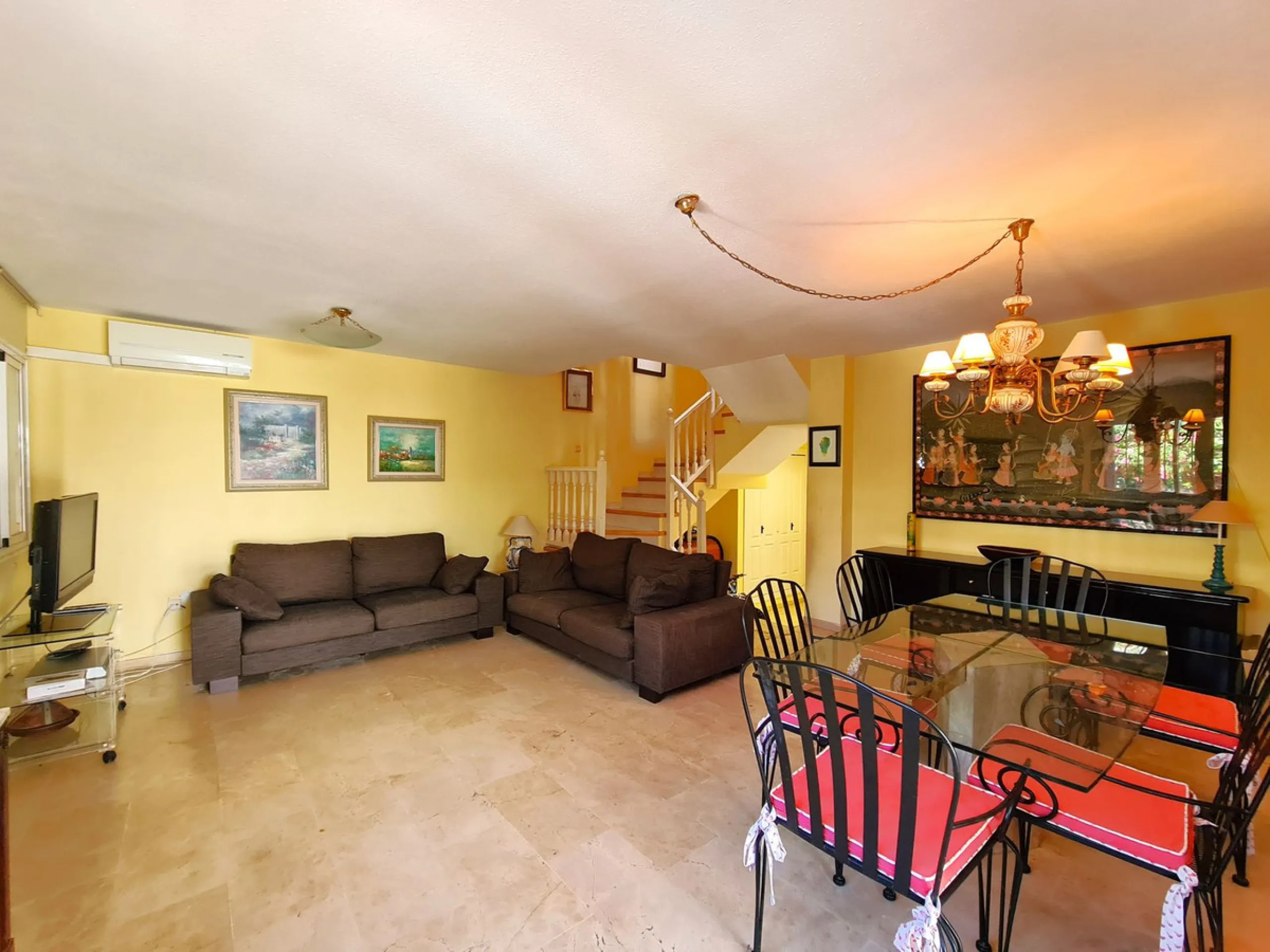 MAGNIFICENT 3-BEDROOM SEMI-DETACHED HOUSE WITH LARGE GARDEN 30 METERS FROM THE BEACH