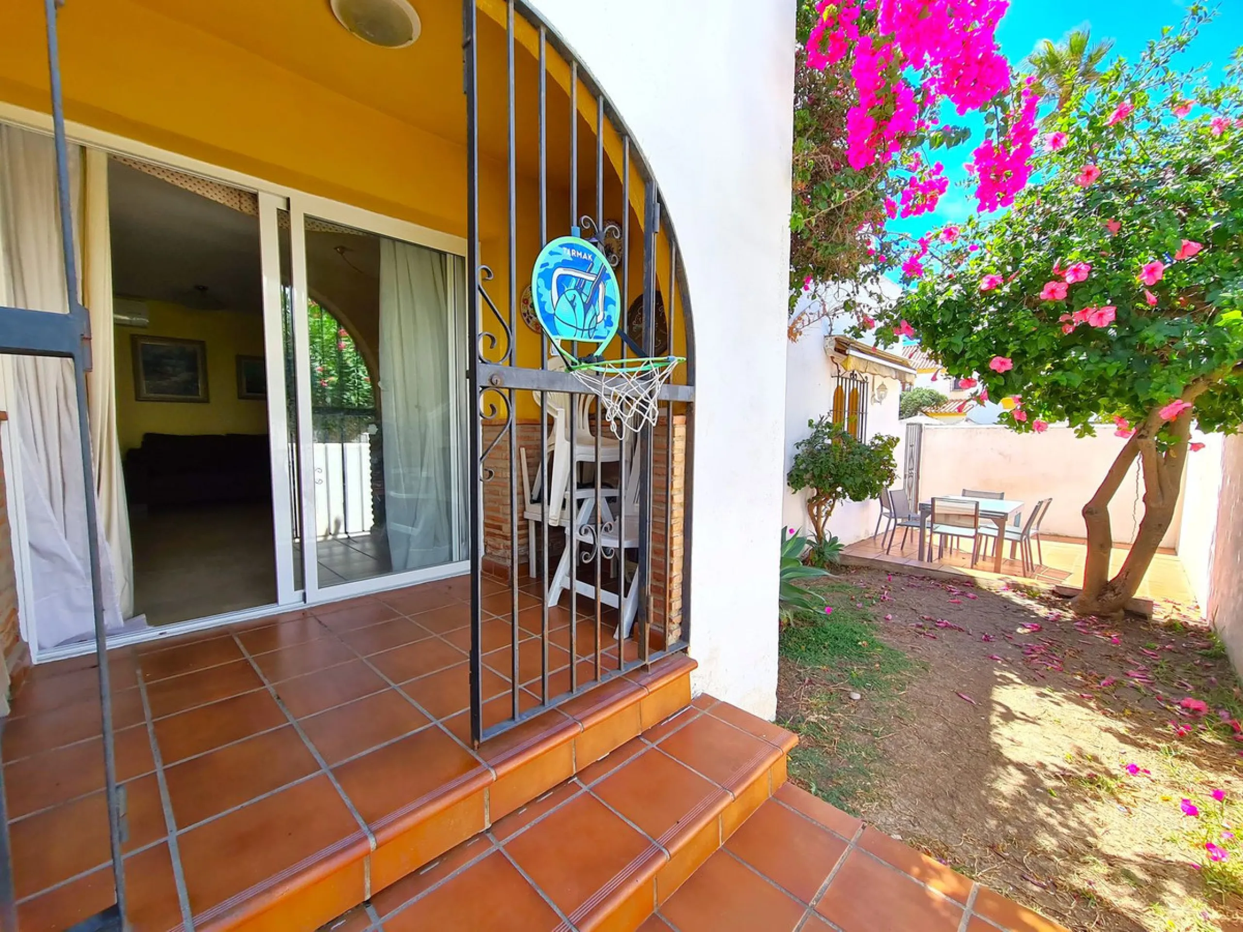 MAGNIFICENT 3-BEDROOM SEMI-DETACHED HOUSE WITH LARGE GARDEN 30 METERS FROM THE BEACH