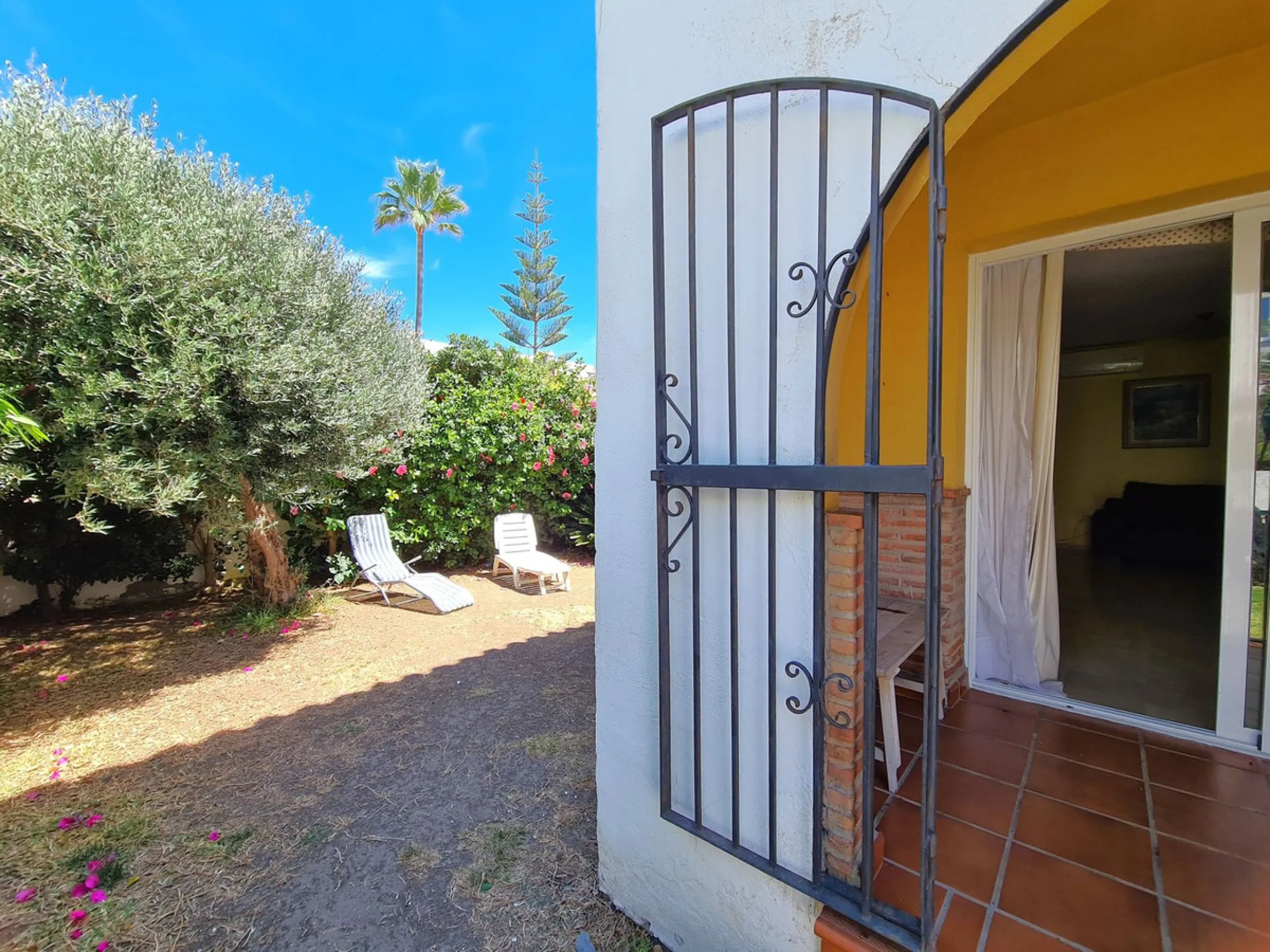 MAGNIFICENT 3-BEDROOM SEMI-DETACHED HOUSE WITH LARGE GARDEN 30 METERS FROM THE BEACH
