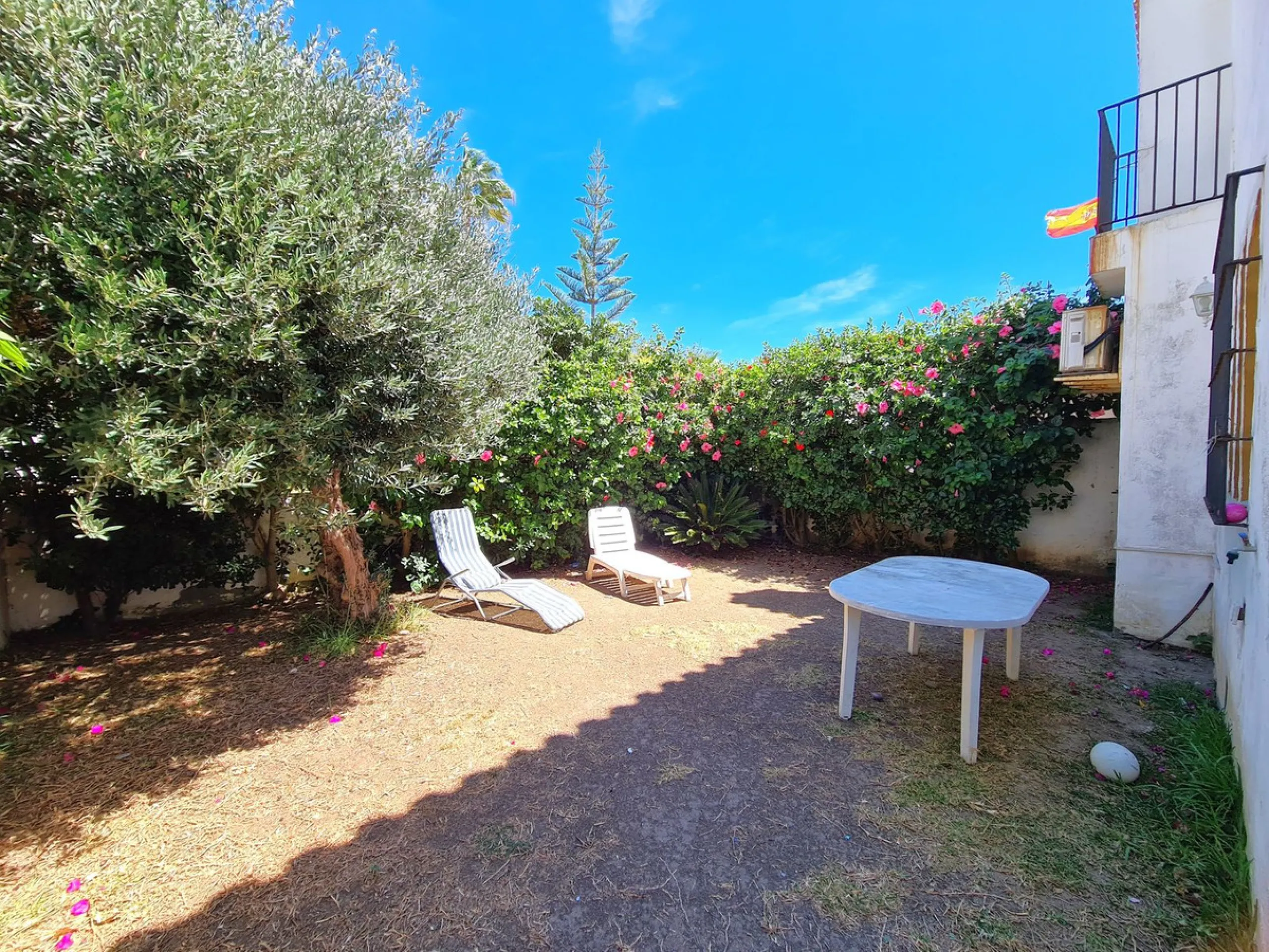MAGNIFICENT 3-BEDROOM SEMI-DETACHED HOUSE WITH LARGE GARDEN 30 METERS FROM THE BEACH