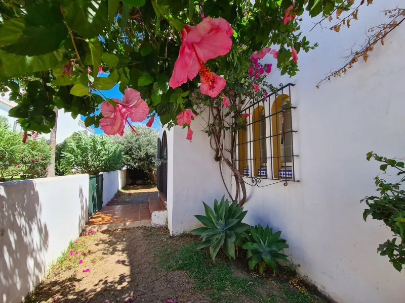 MAGNIFICENT 3-BEDROOM SEMI-DETACHED HOUSE WITH LARGE GARDEN 30 METERS FROM THE BEACH