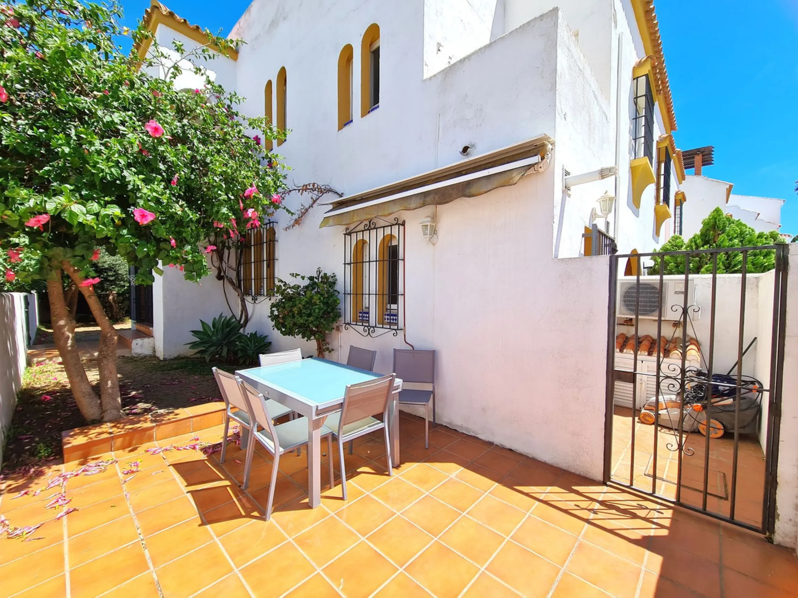 MAGNIFICENT 3-BEDROOM SEMI-DETACHED HOUSE WITH LARGE GARDEN 30 METERS FROM THE BEACH