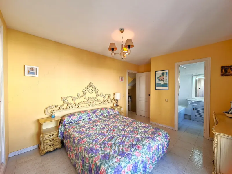 MAGNIFICENT 3-BEDROOM SEMI-DETACHED HOUSE WITH LARGE GARDEN 30 METERS FROM THE BEACH