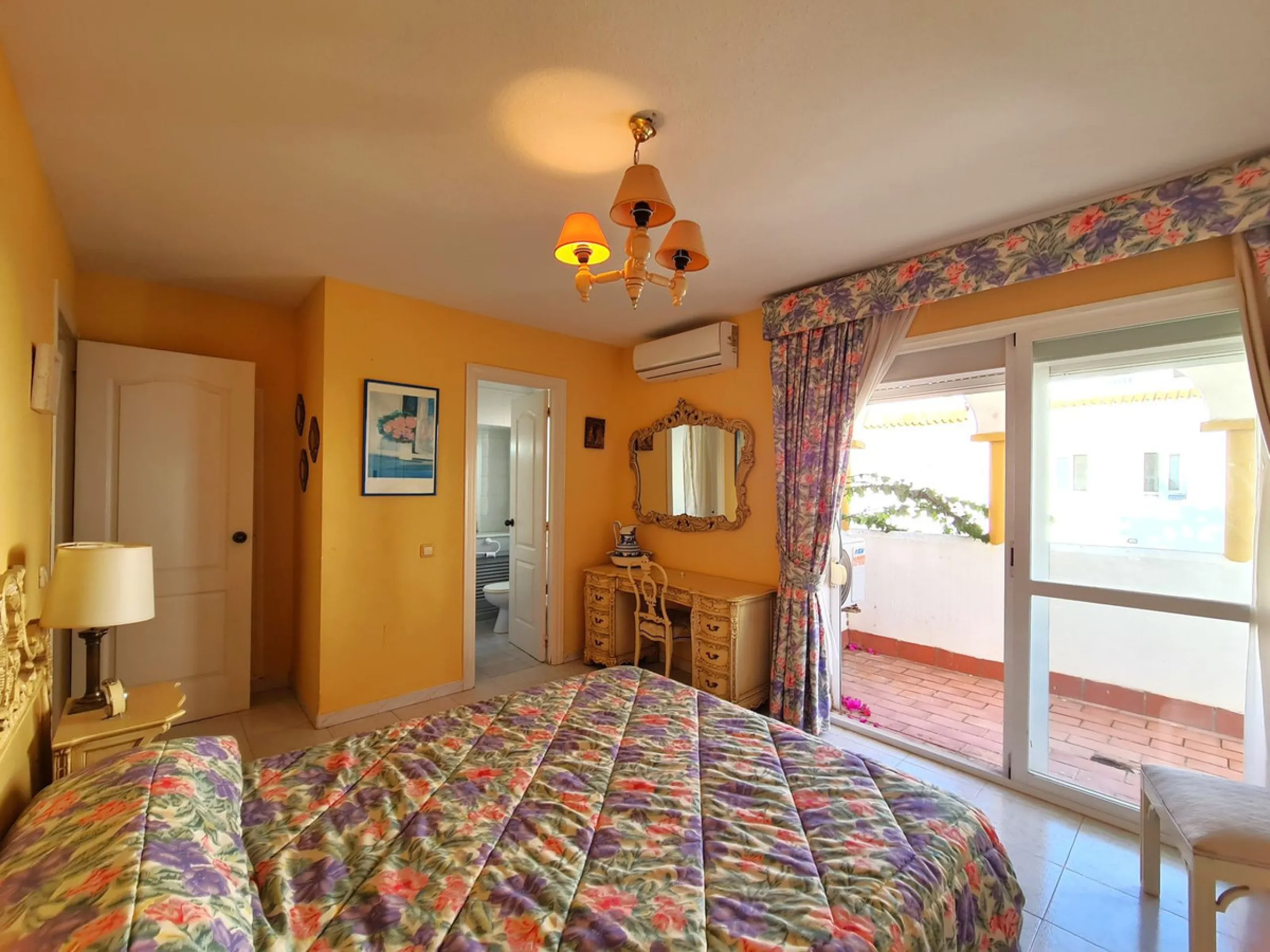 MAGNIFICENT 3-BEDROOM SEMI-DETACHED HOUSE WITH LARGE GARDEN 30 METERS FROM THE BEACH