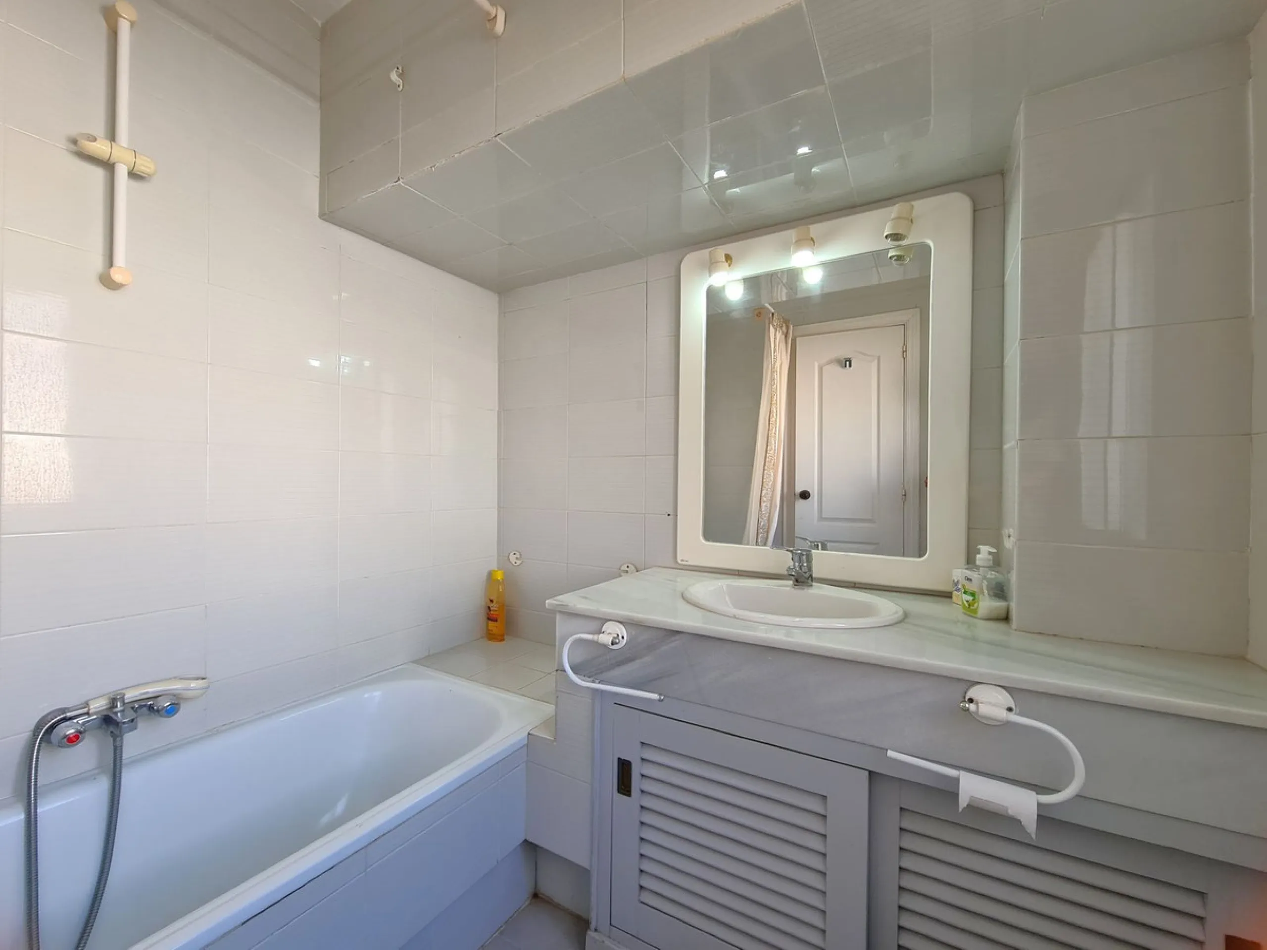 MAGNIFICENT 3-BEDROOM SEMI-DETACHED HOUSE WITH LARGE GARDEN 30 METERS FROM THE BEACH