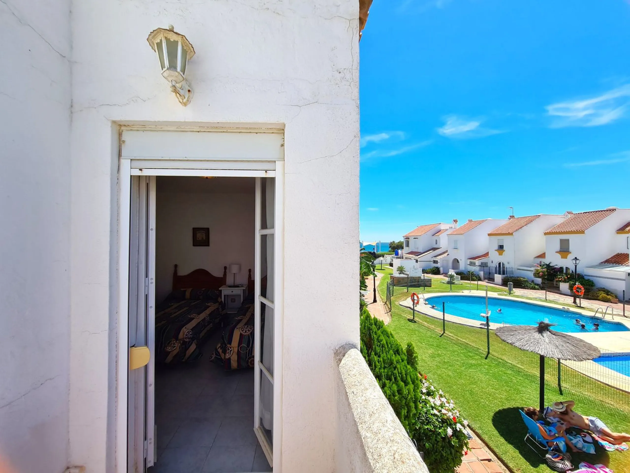 MAGNIFICENT 3-BEDROOM SEMI-DETACHED HOUSE WITH LARGE GARDEN 30 METERS FROM THE BEACH