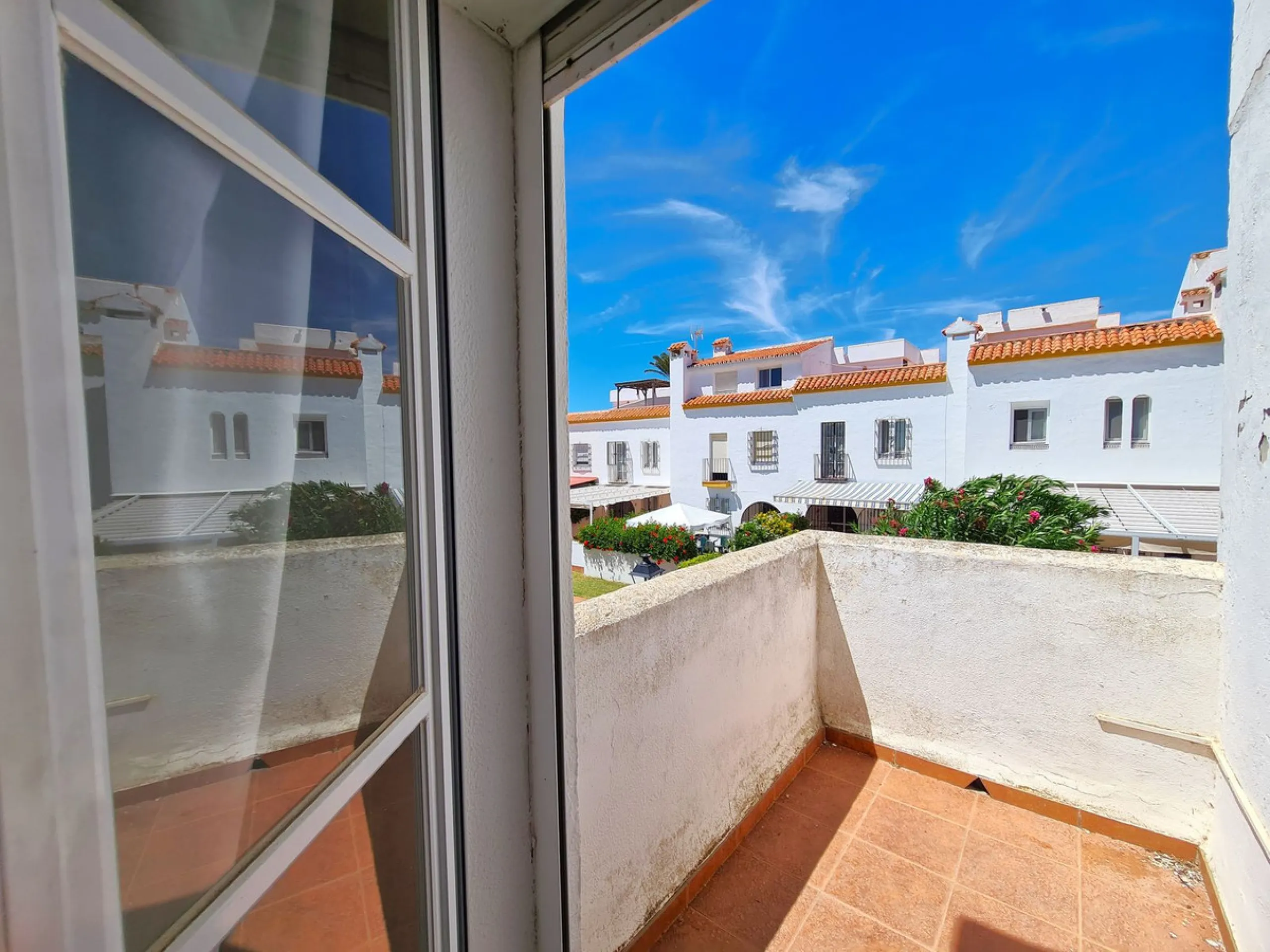MAGNIFICENT 3-BEDROOM SEMI-DETACHED HOUSE WITH LARGE GARDEN 30 METERS FROM THE BEACH