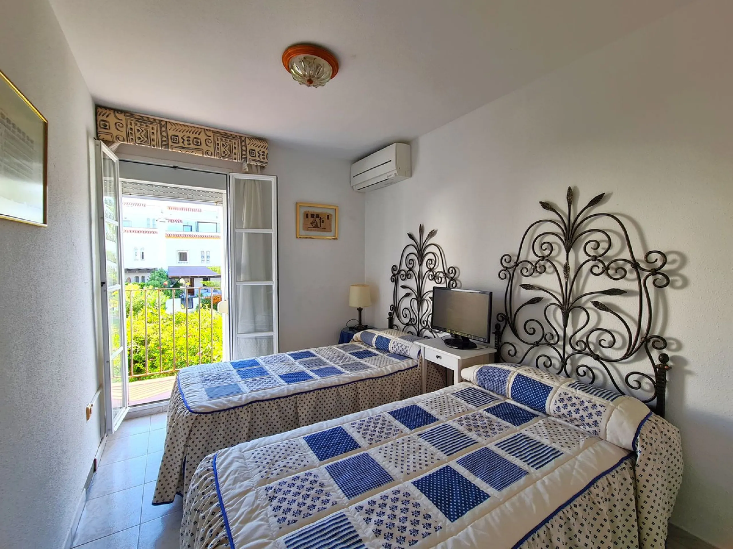 MAGNIFICENT 3-BEDROOM SEMI-DETACHED HOUSE WITH LARGE GARDEN 30 METERS FROM THE BEACH
