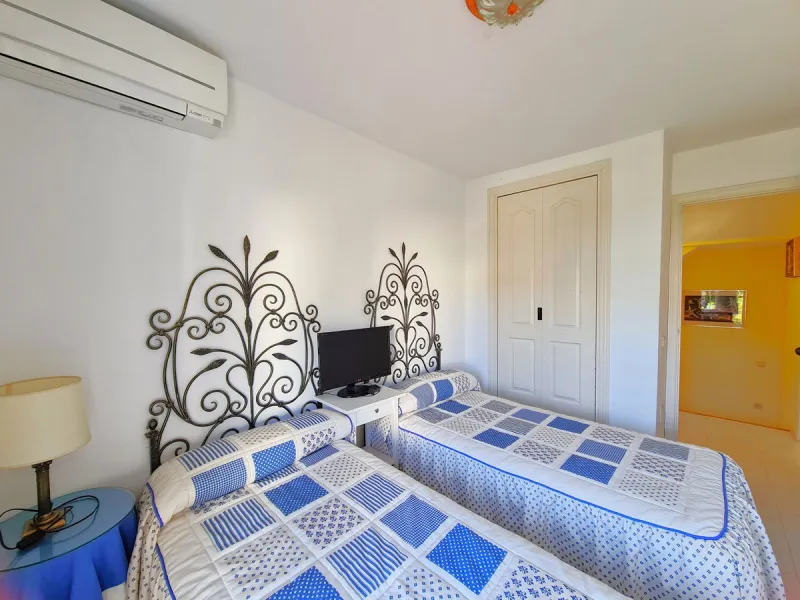 MAGNIFICENT 3-BEDROOM SEMI-DETACHED HOUSE WITH LARGE GARDEN 30 METERS FROM THE BEACH